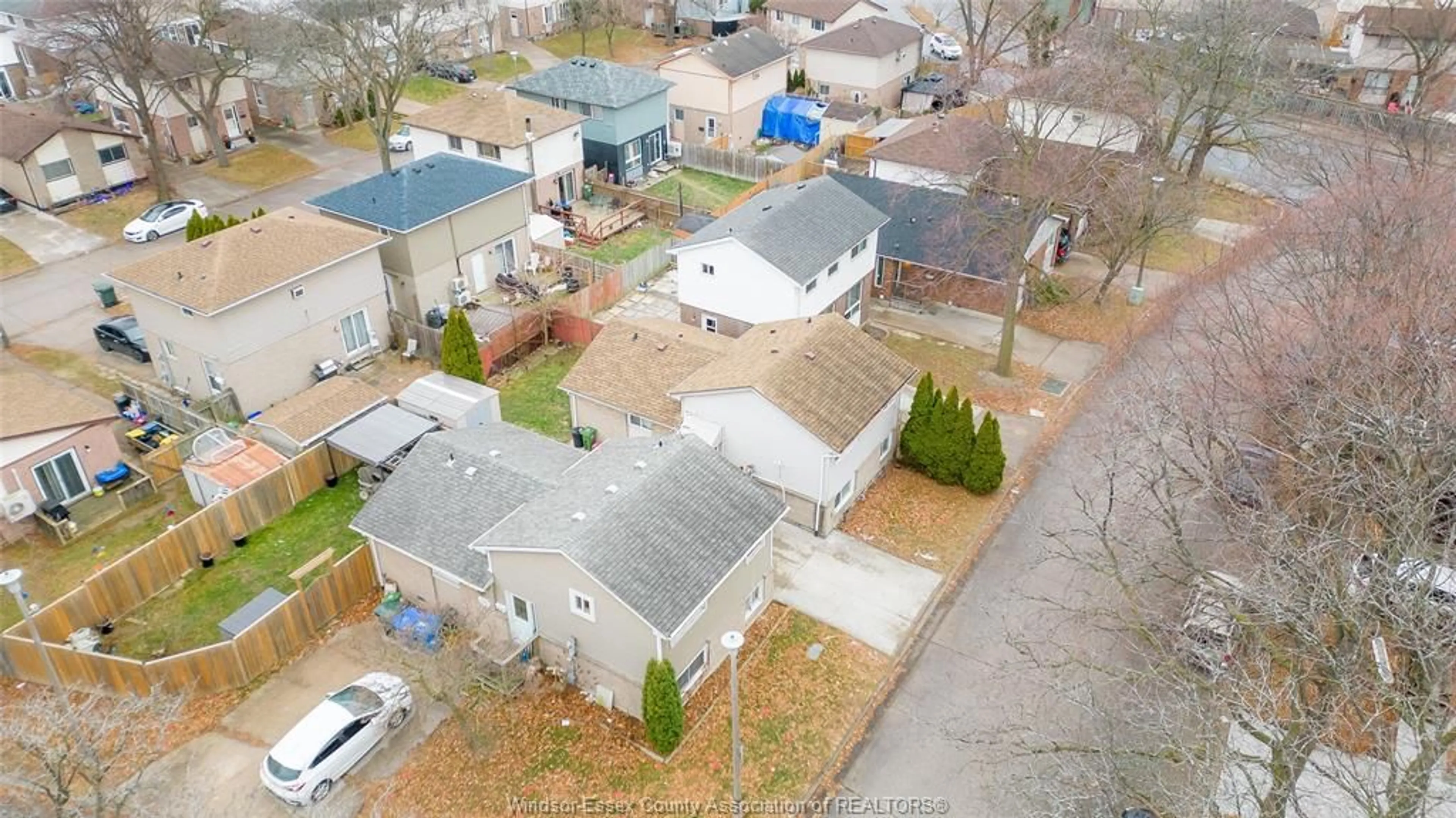 A pic from outside/outdoor area/front of a property/back of a property/a pic from drone, street for 1229 ARNCLIFFE, Windsor Ontario N85 4N2