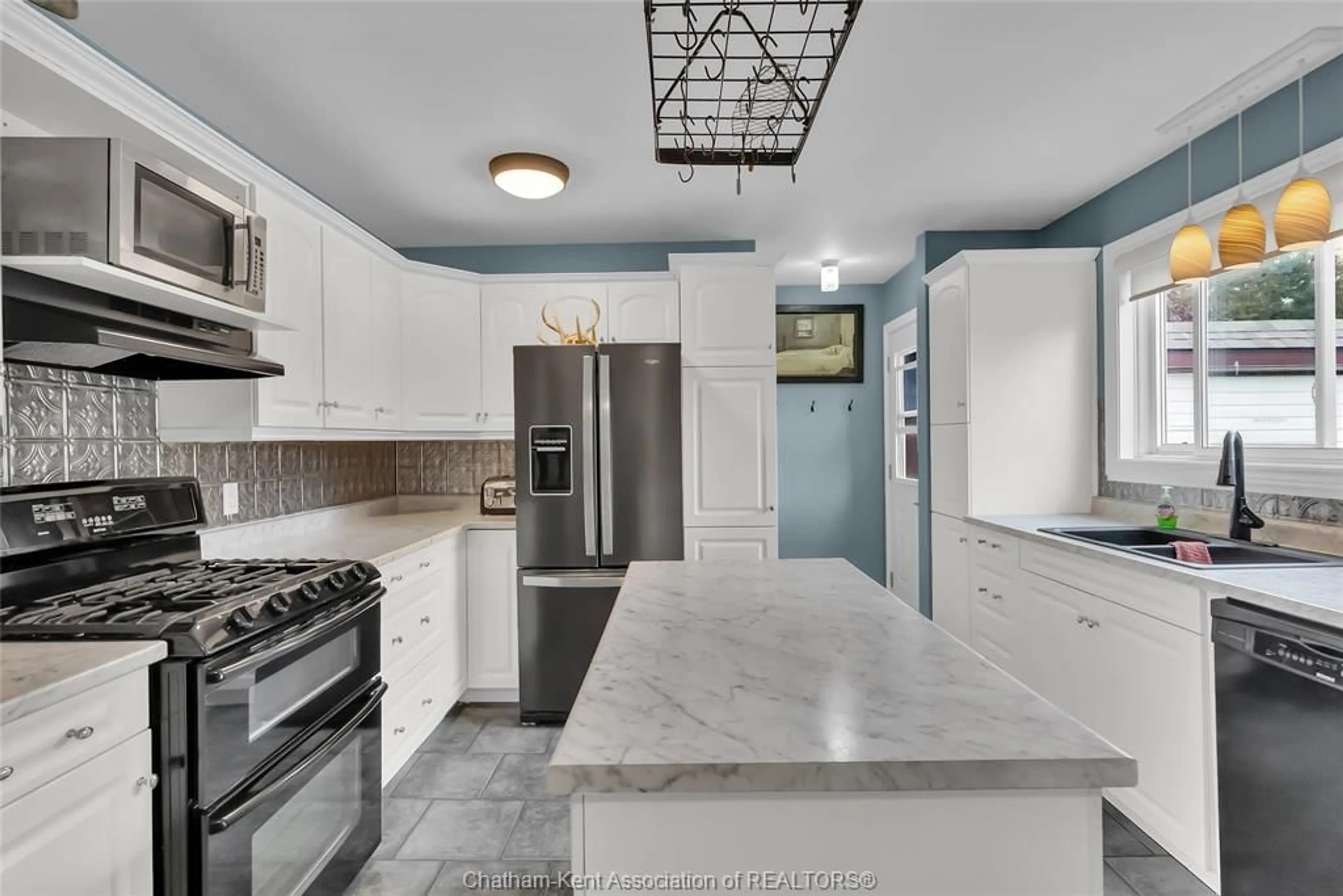 Open concept kitchen, ceramic/tile floor for 5 Balmoral Pl, Wallaceburg Ontario N8A 2E2