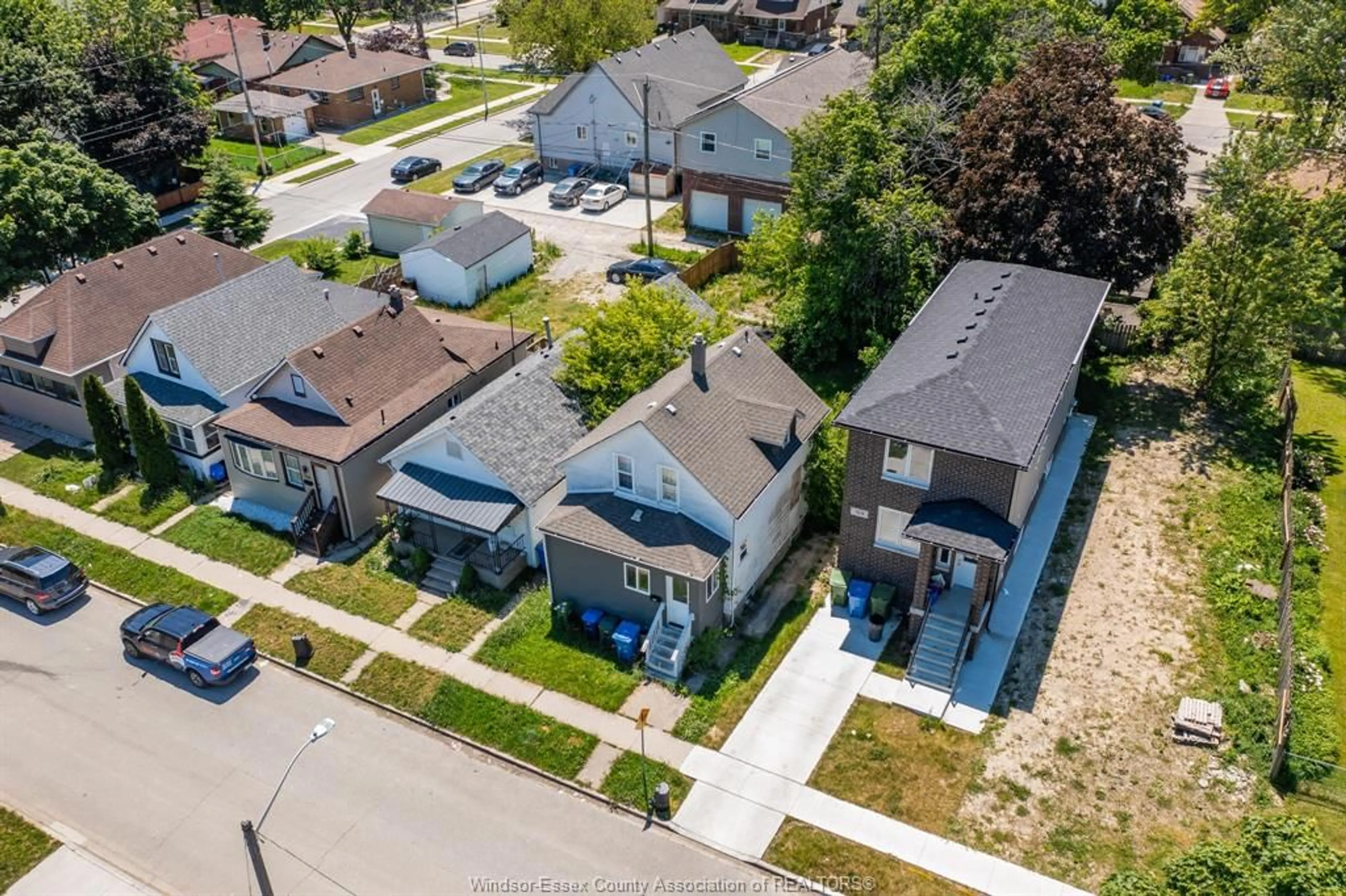 A pic from outside/outdoor area/front of a property/back of a property/a pic from drone, street for 773 BRIDGE Ave, Windsor Ontario N9B 2M5