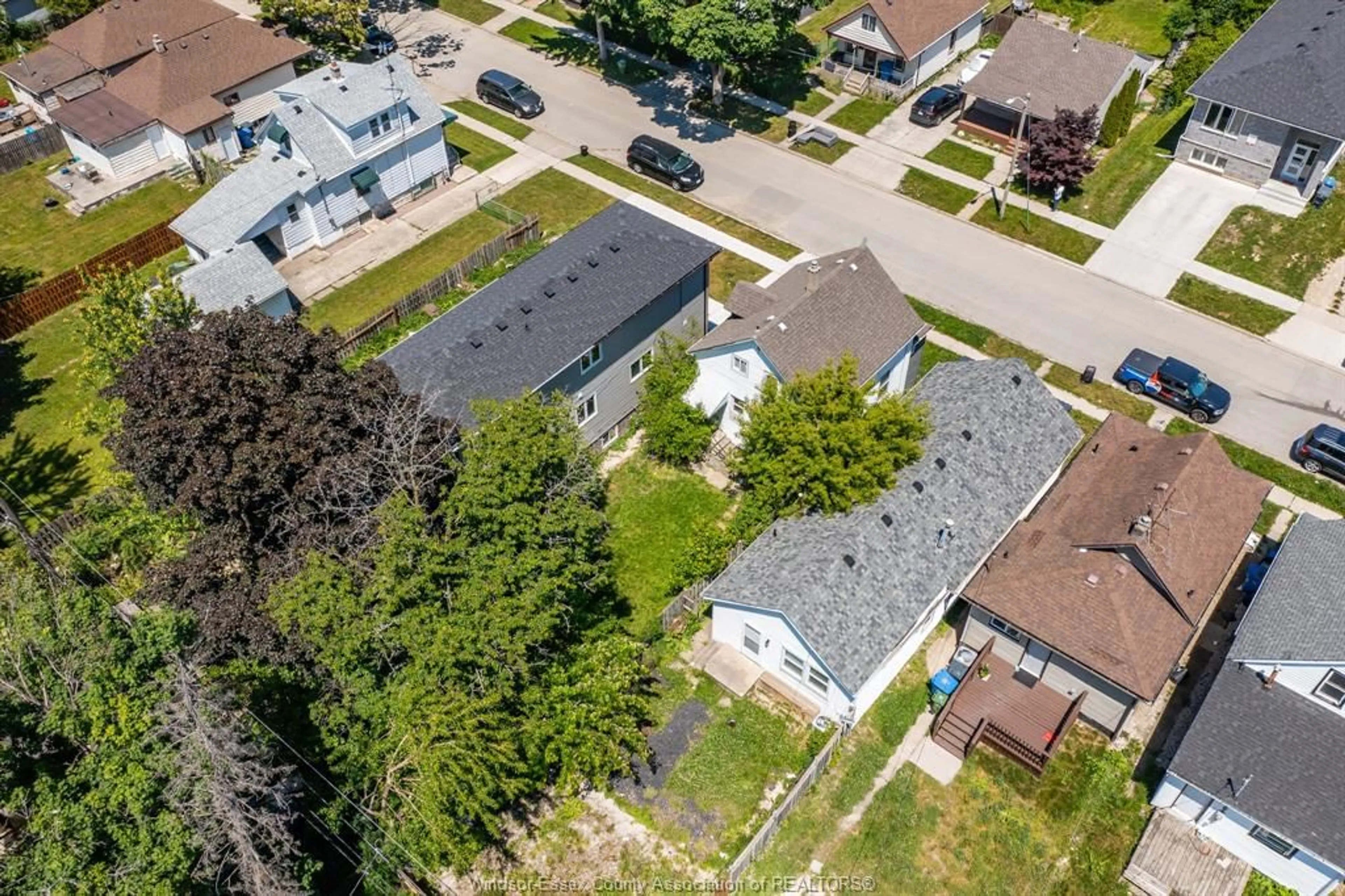A pic from outside/outdoor area/front of a property/back of a property/a pic from drone, street for 773 BRIDGE Ave, Windsor Ontario N9B 2M5