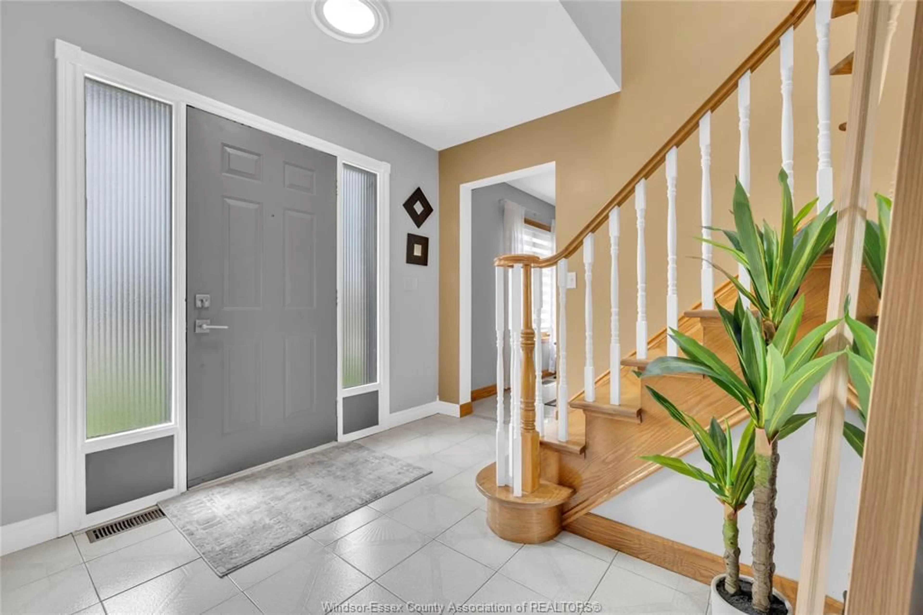 Indoor foyer for 2048 Eugeni, Tecumseh Ontario N9K 1B3