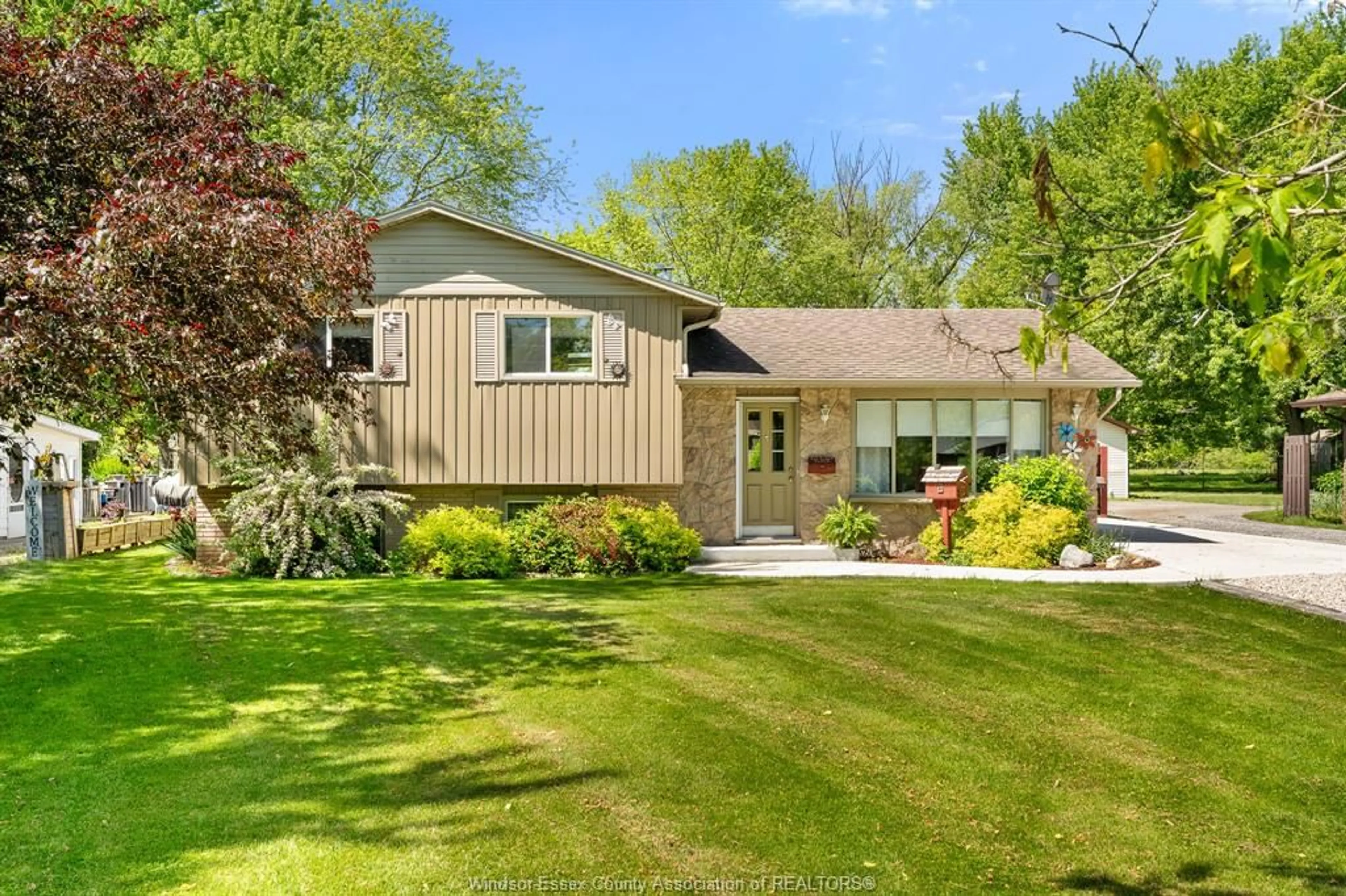 Home with vinyl exterior material, street for 21200 Pier Rd, Wheatley Ontario N0P 2P0