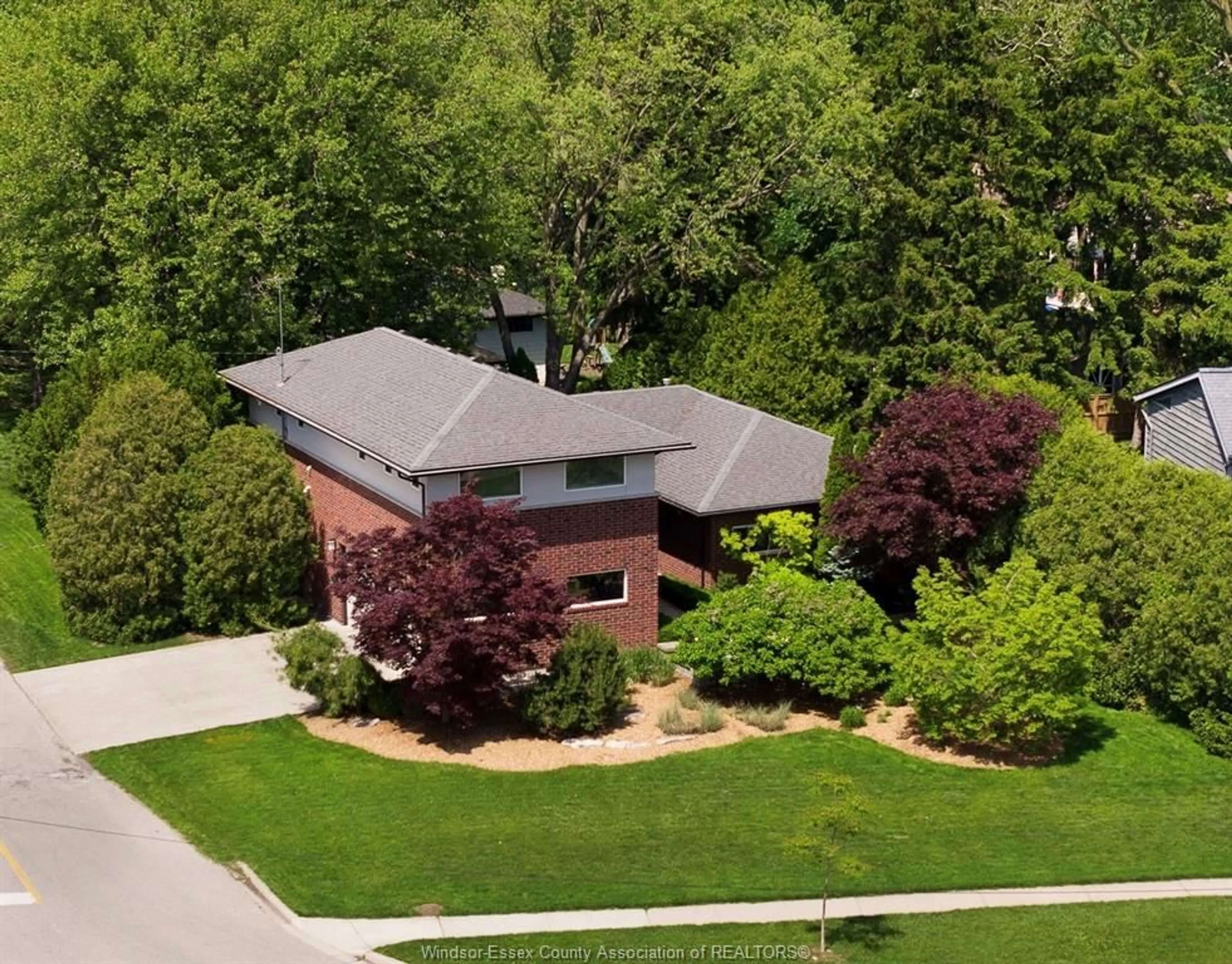 A pic from outside/outdoor area/front of a property/back of a property/a pic from drone, street for 382 BARRY, Tecumseh Ontario N8N 2G3