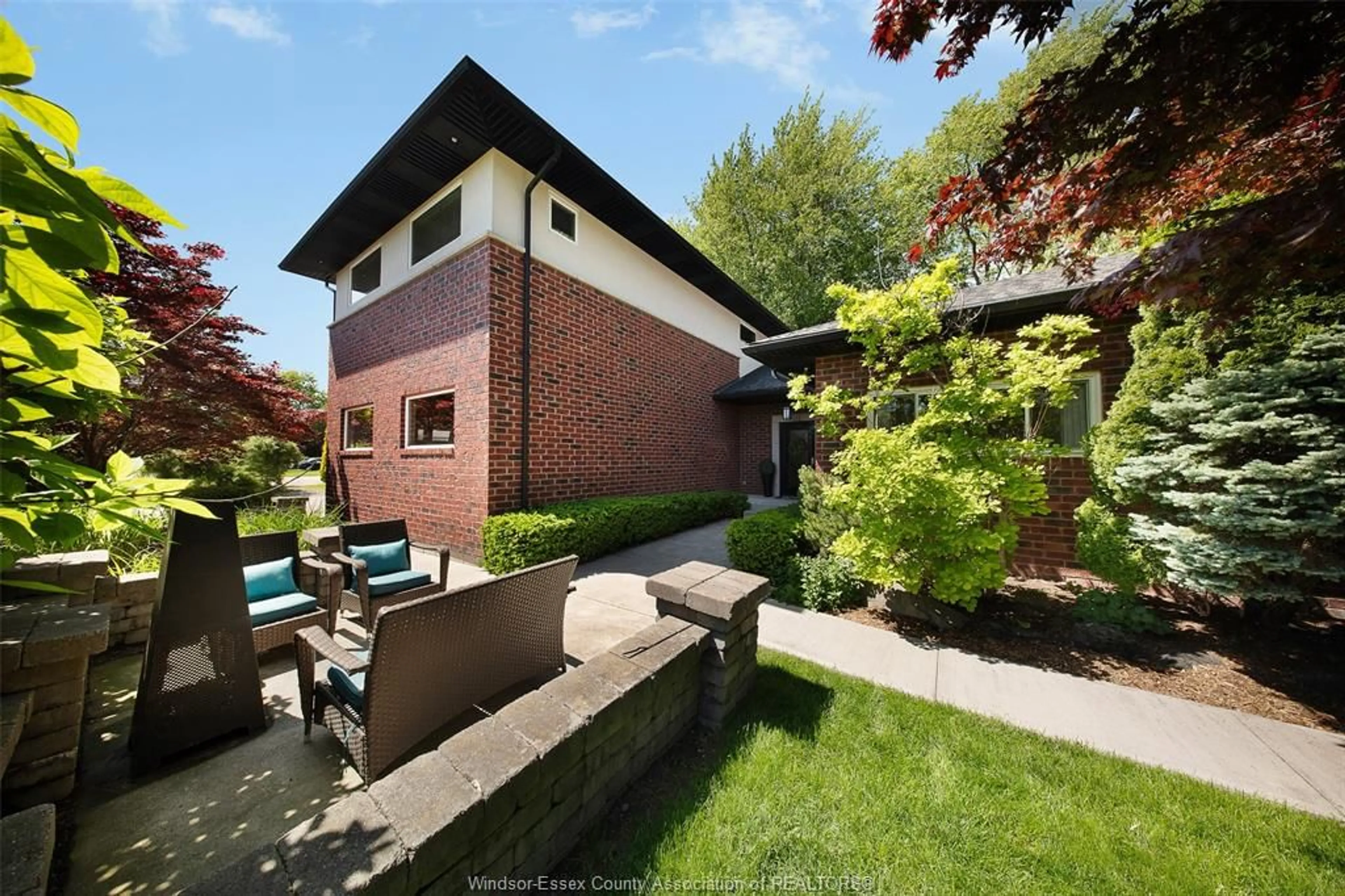 Home with brick exterior material, street for 382 BARRY, Tecumseh Ontario N8N 2G3