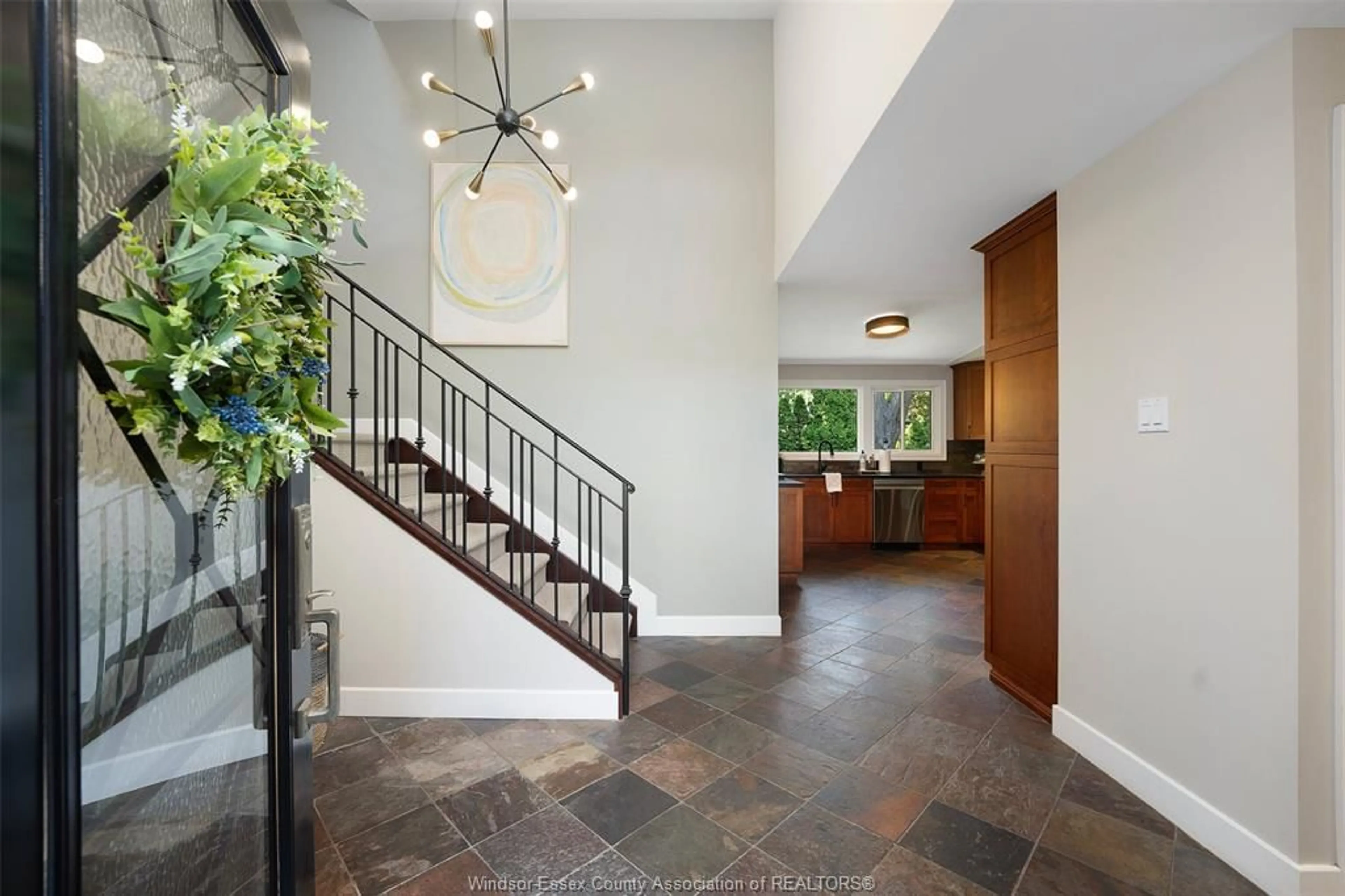 Indoor foyer for 382 BARRY, Tecumseh Ontario N8N 2G3