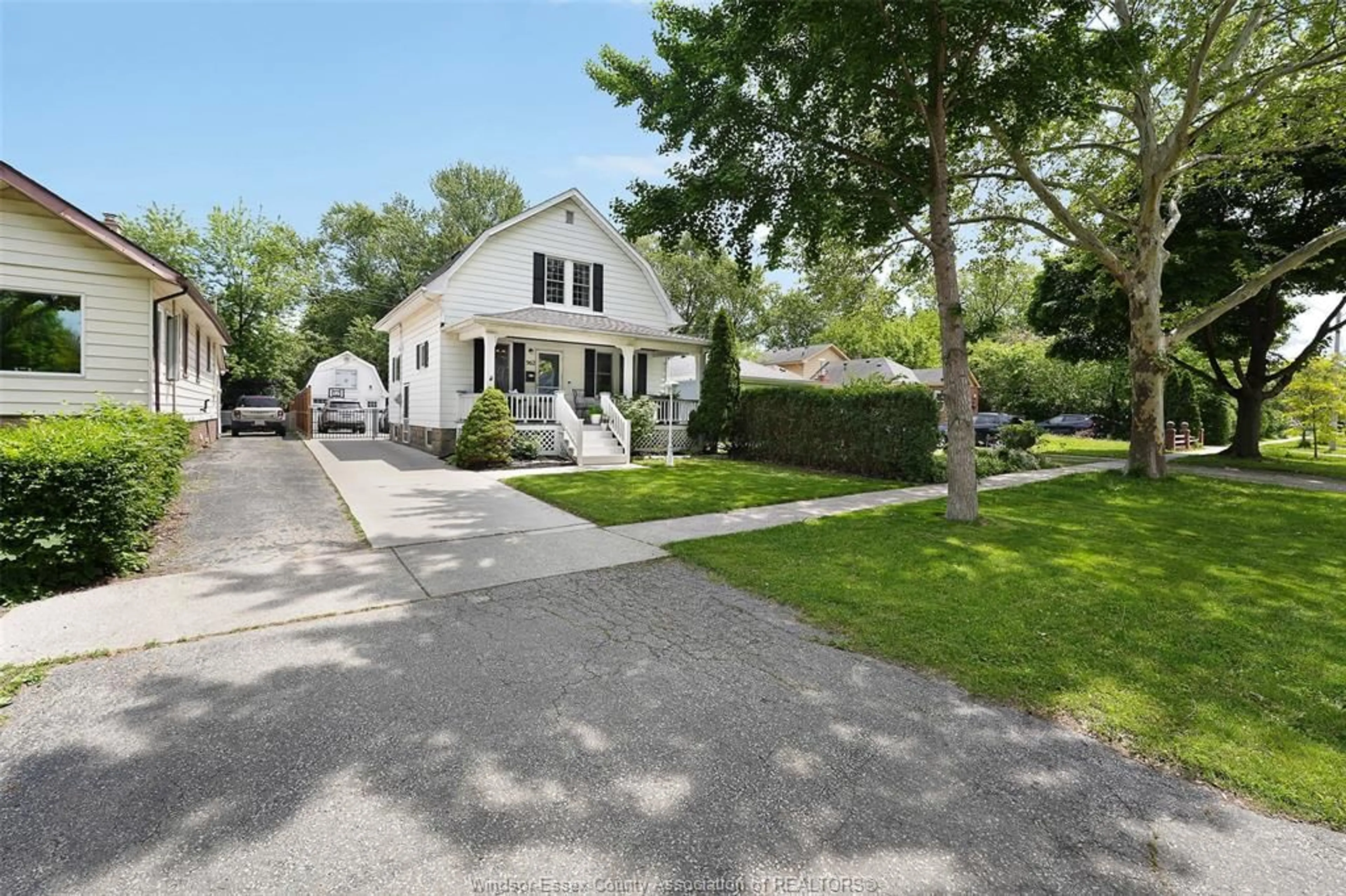 A pic from outside/outdoor area/front of a property/back of a property/a pic from drone, street for 962 WESTMINSTER, Windsor Ontario N8S 2C3