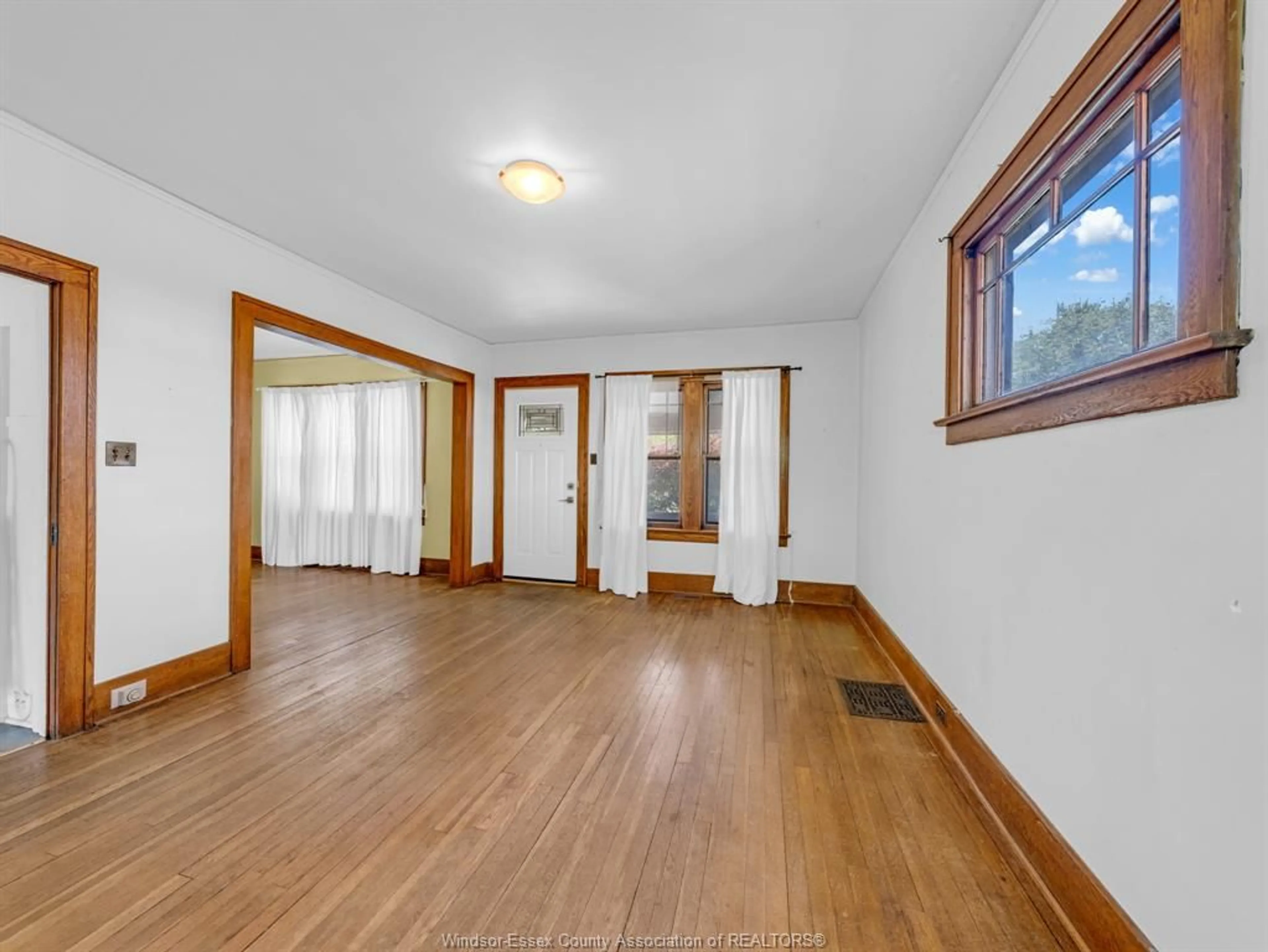 A pic of a room for 396 RANDOLPH Ave, Windsor Ontario N9B 2T6