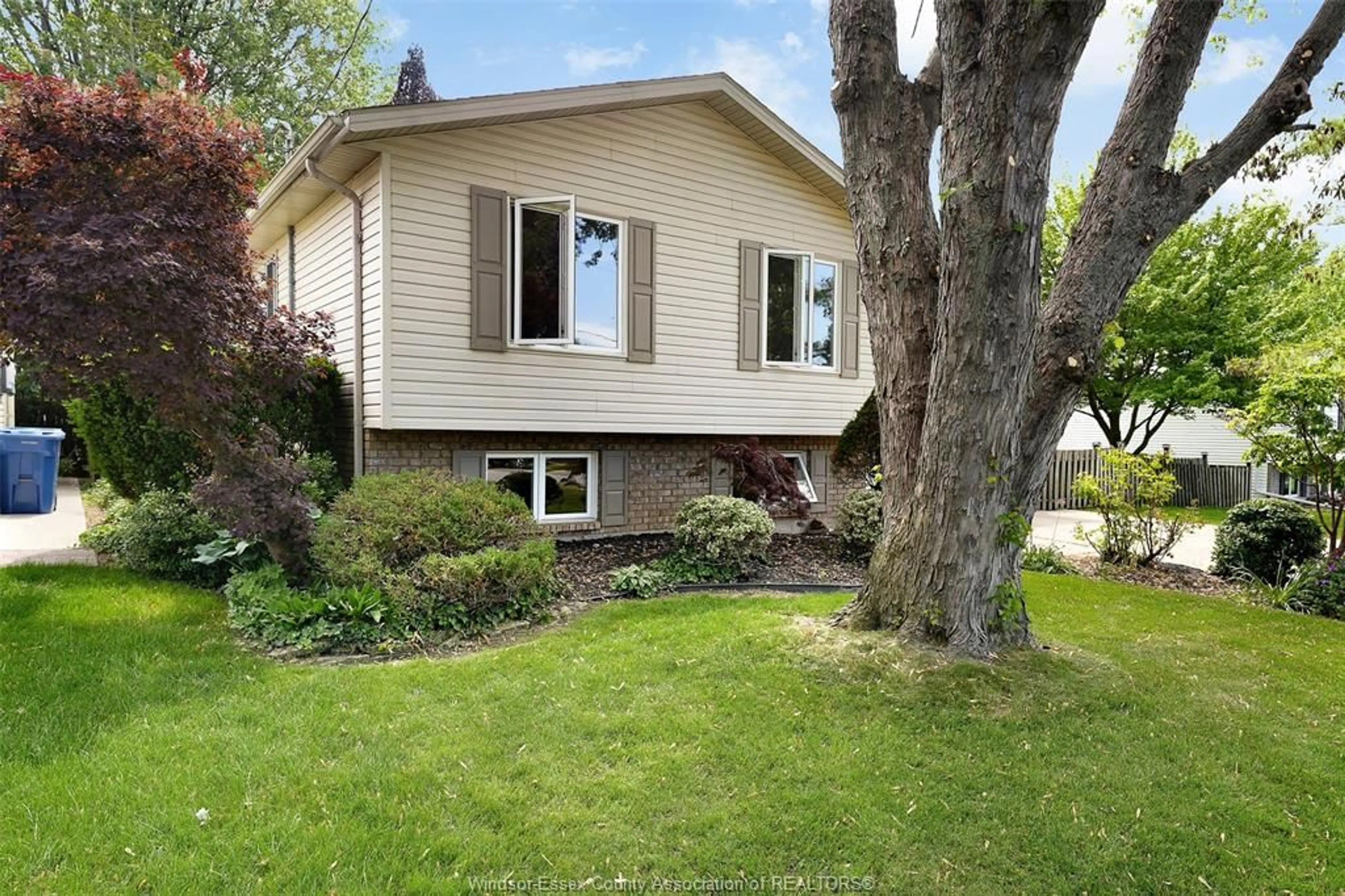 Home with vinyl exterior material, street for 906 BAYVIEW Ave, Kingsville Ontario N9Y 3M2