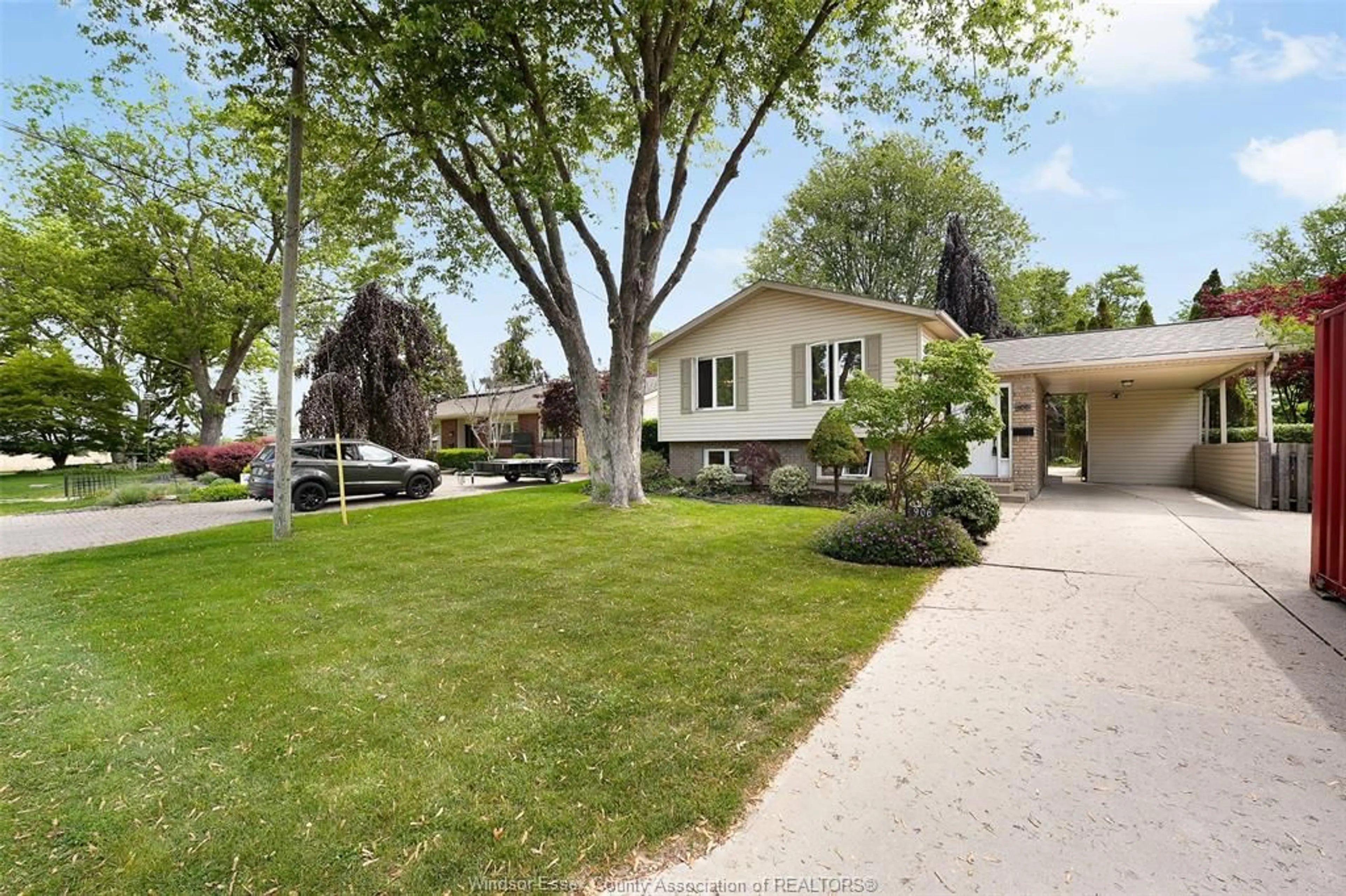 Patio, street for 906 BAYVIEW Ave, Kingsville Ontario N9Y 3M2