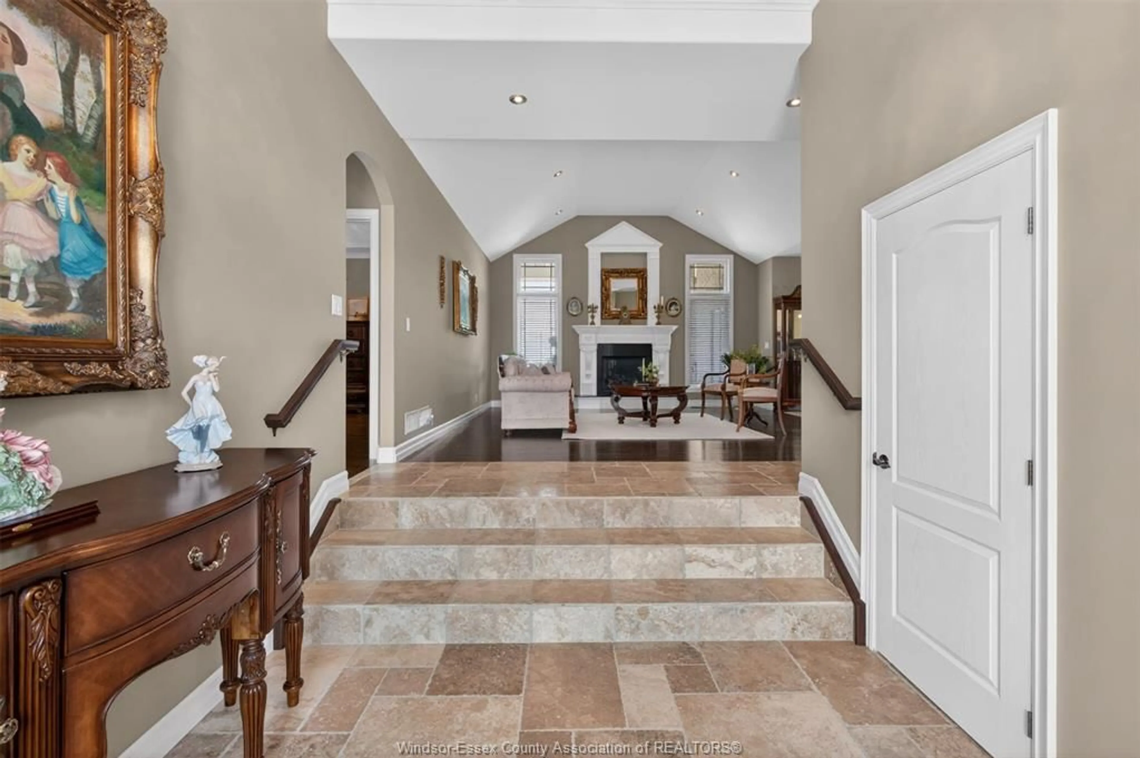 Indoor foyer for 6 VALLOCHIE Crt, Kingsville Ontario N9Y 4C8