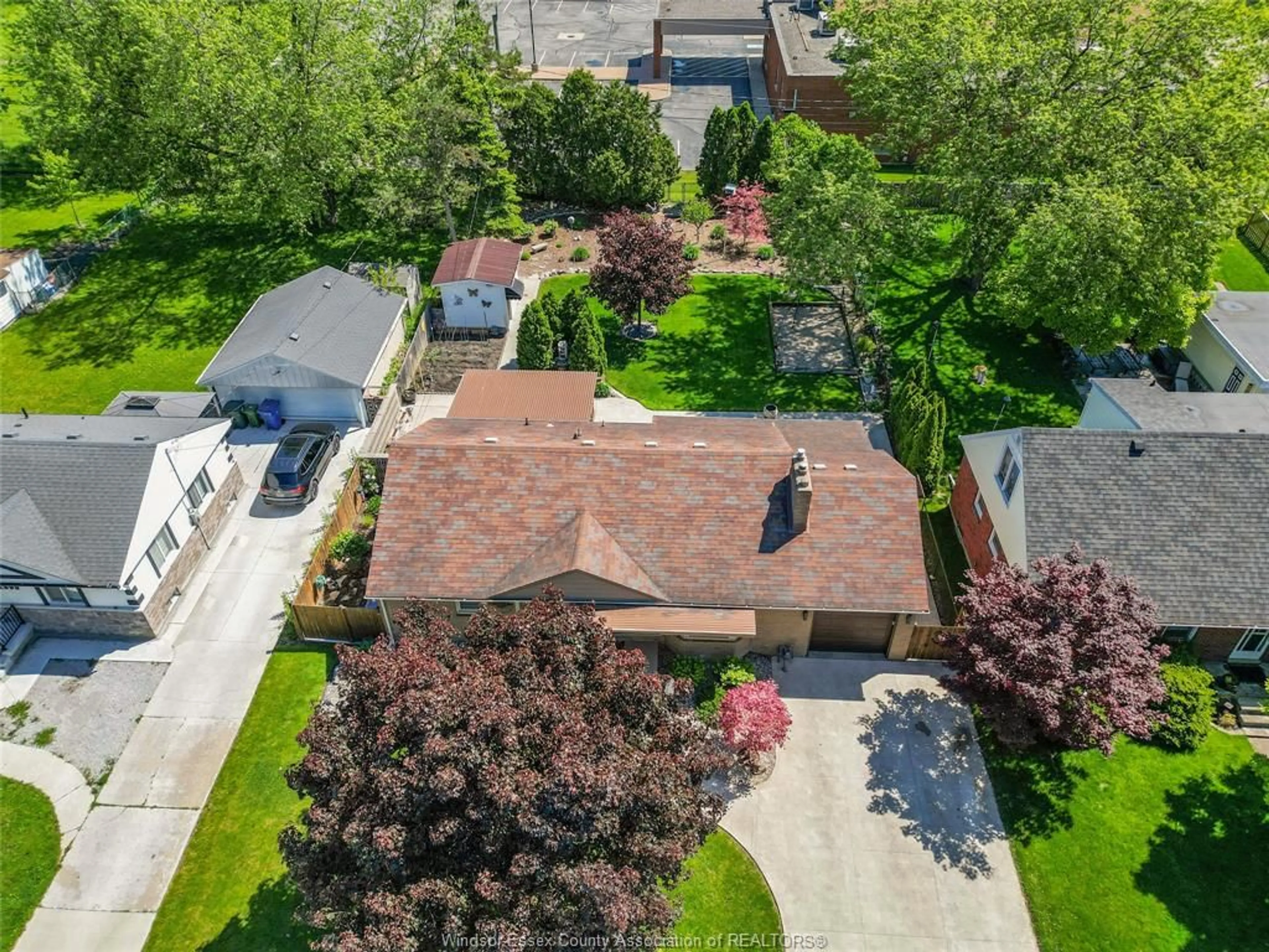 A pic from outside/outdoor area/front of a property/back of a property/a pic from drone, street for 2630 VIRGINIA PARK, Windsor Ontario N9E 2B4