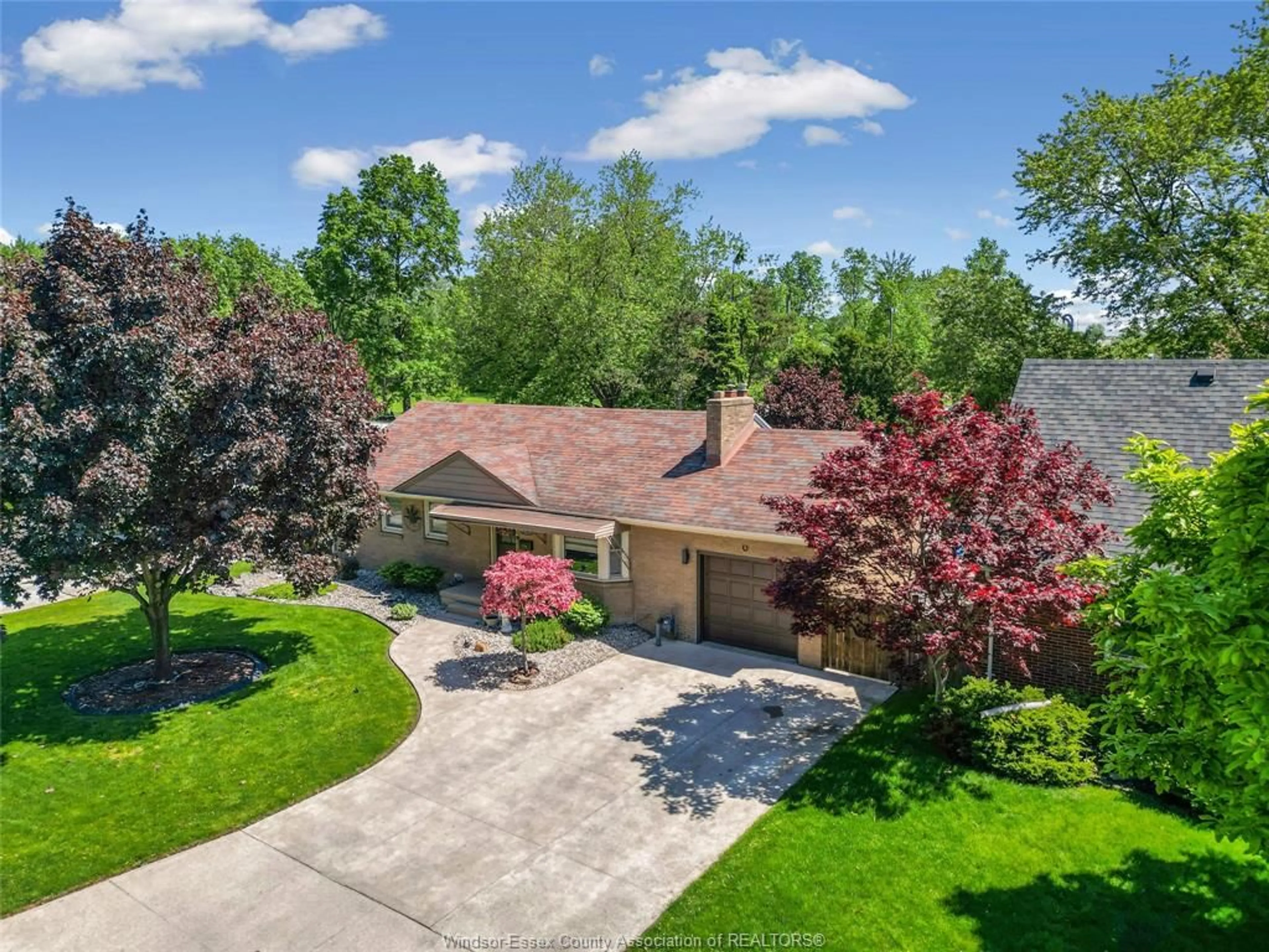 A pic from outside/outdoor area/front of a property/back of a property/a pic from drone, street for 2630 VIRGINIA PARK, Windsor Ontario N9E 2B4