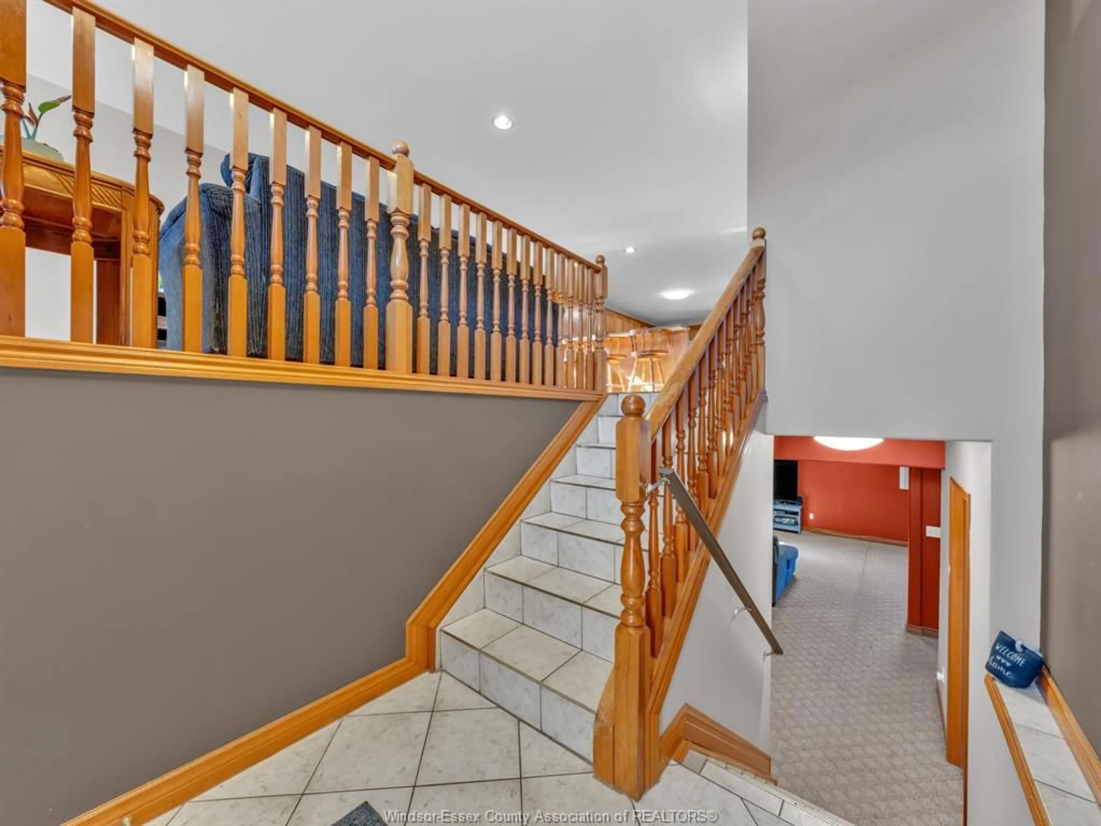 Indoor foyer for 245 GIGNAC, LaSalle Ontario N9J 3S4