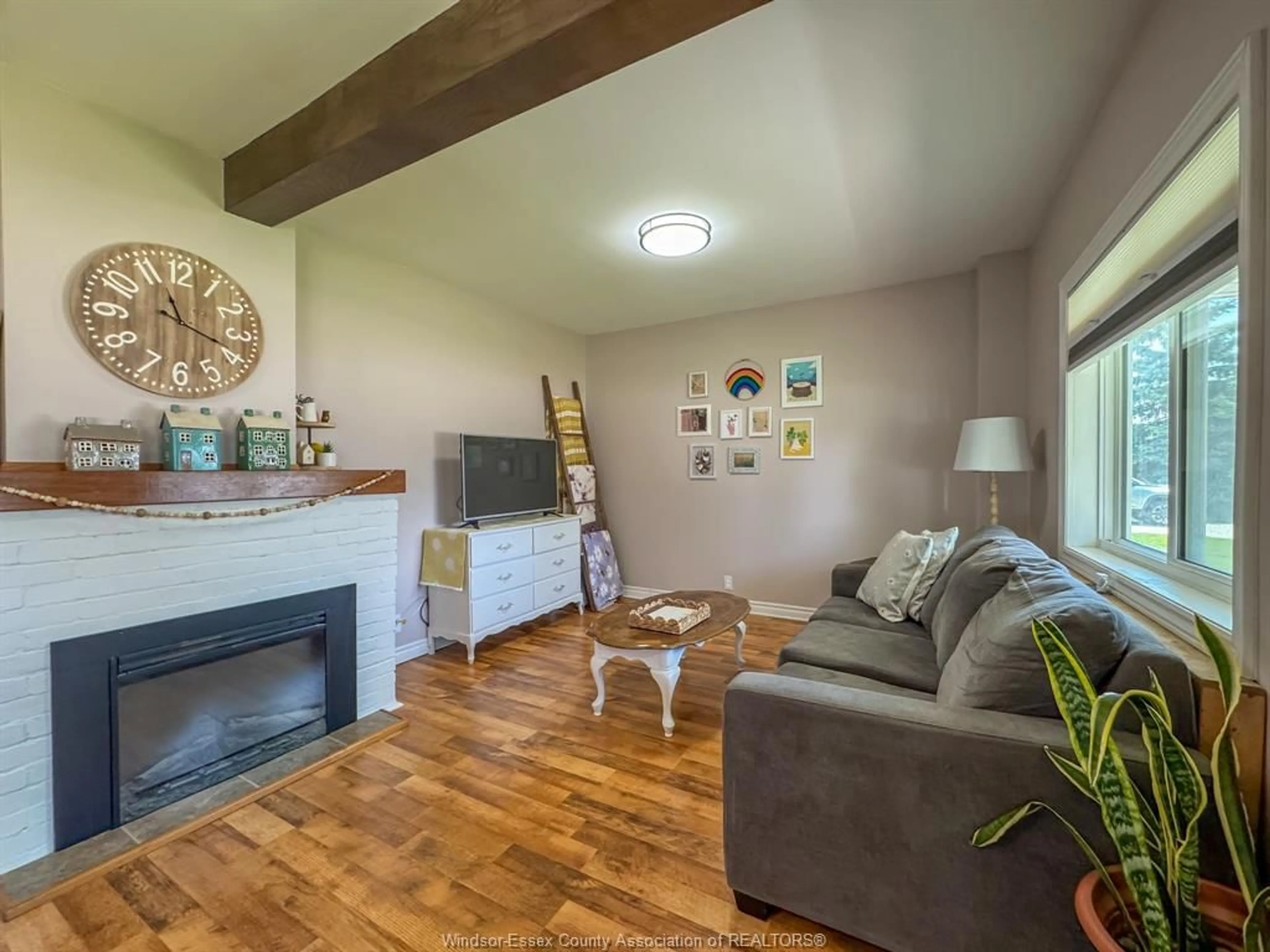 Living room with furniture, wood/laminate floor for 273 MAIDSTONE AVE E., Essex Ontario N8M 2J8