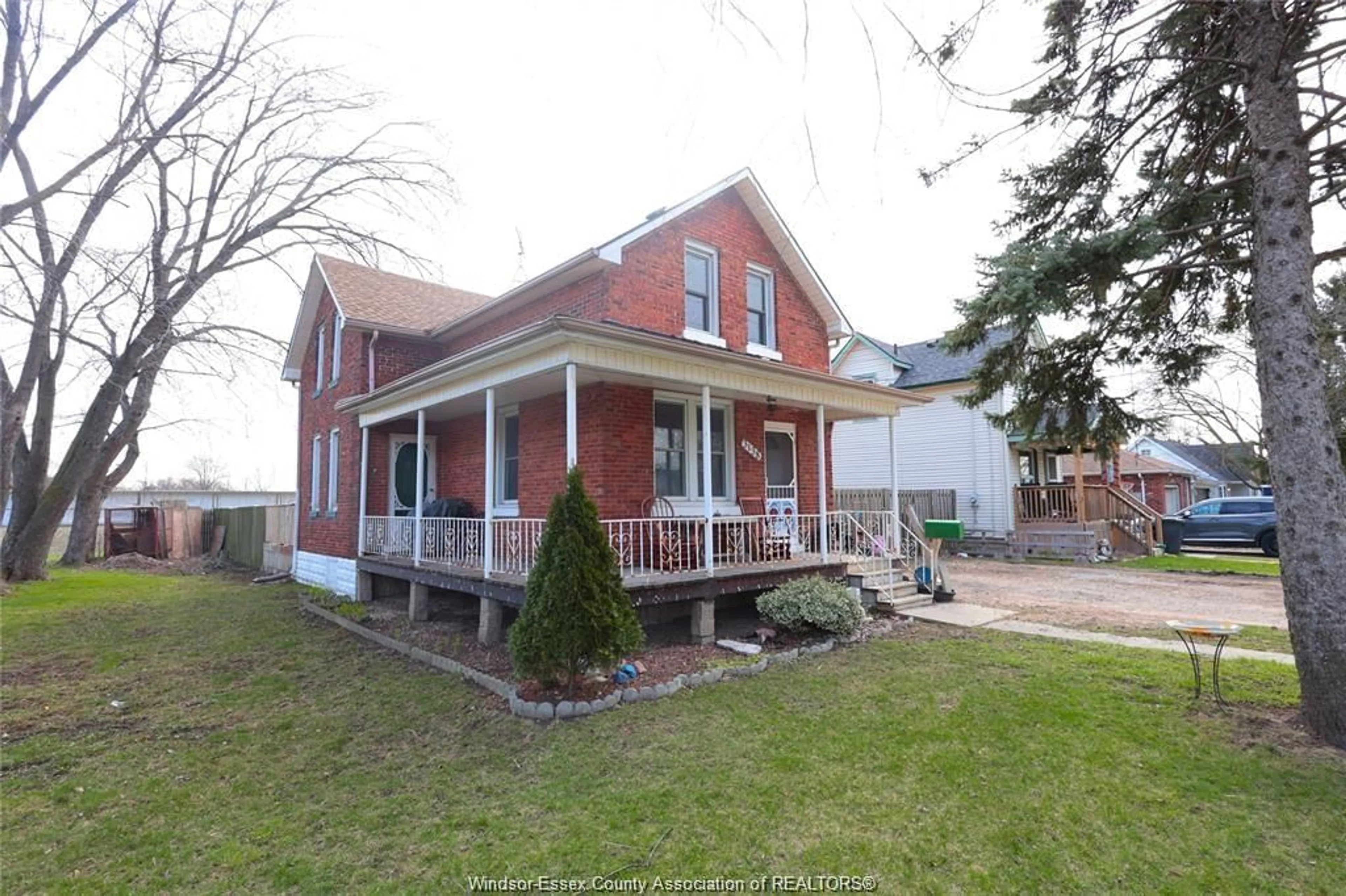 A pic from outside/outdoor area/front of a property/back of a property/a pic from drone, street for 3138 RIBERDY Rd, Windsor Ontario N8W 3T8