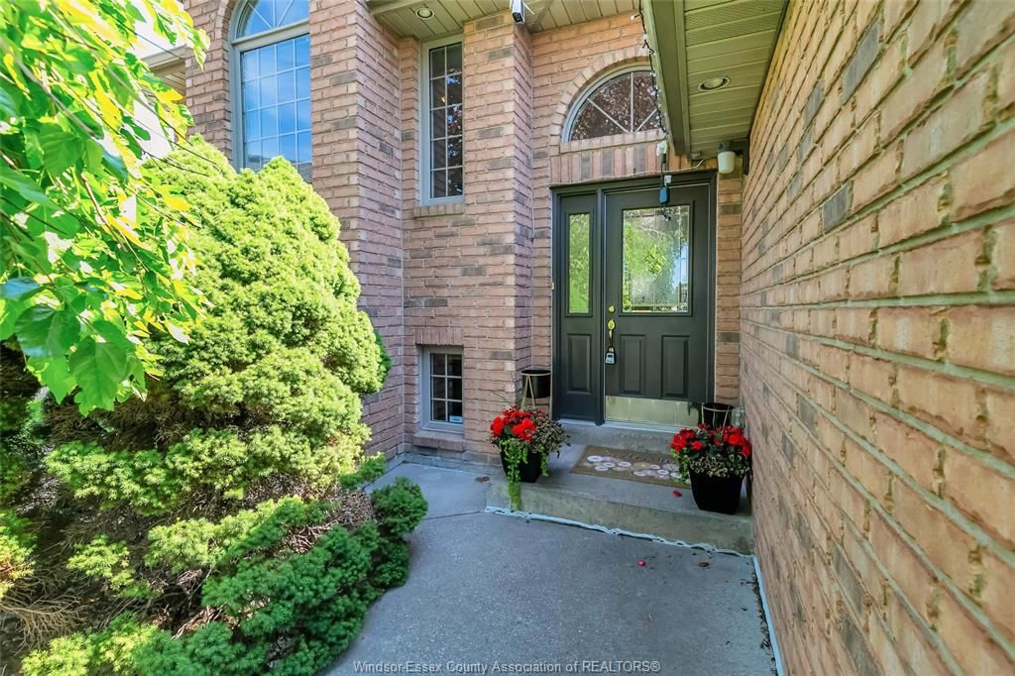Indoor entryway for 944 IMPERIAL Cres, Windsor Ontario N9G 2T2