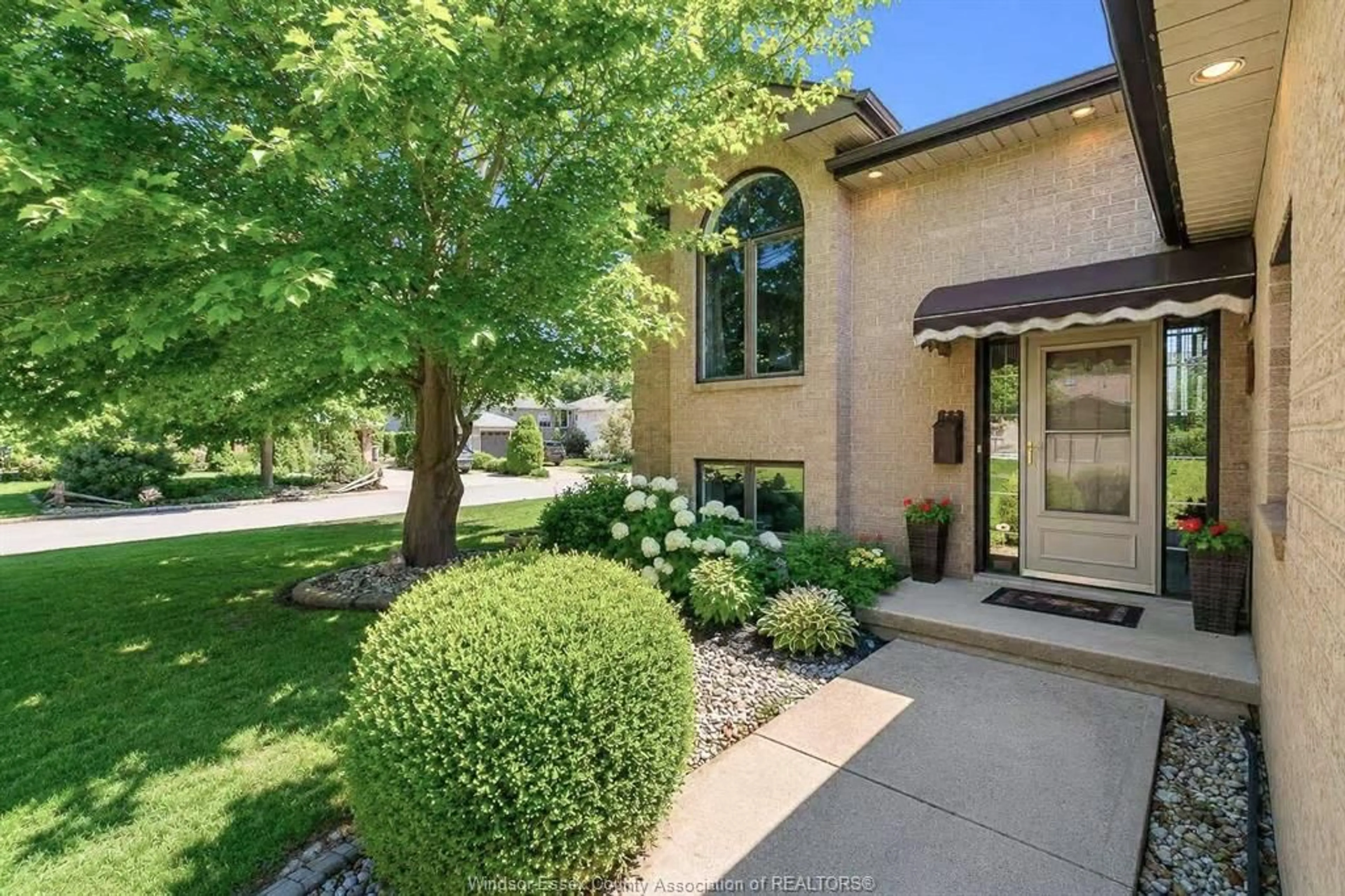 Home with brick exterior material, street for 435 THORN RIDGE Cres, Amherstburg Ontario N9V 3X2