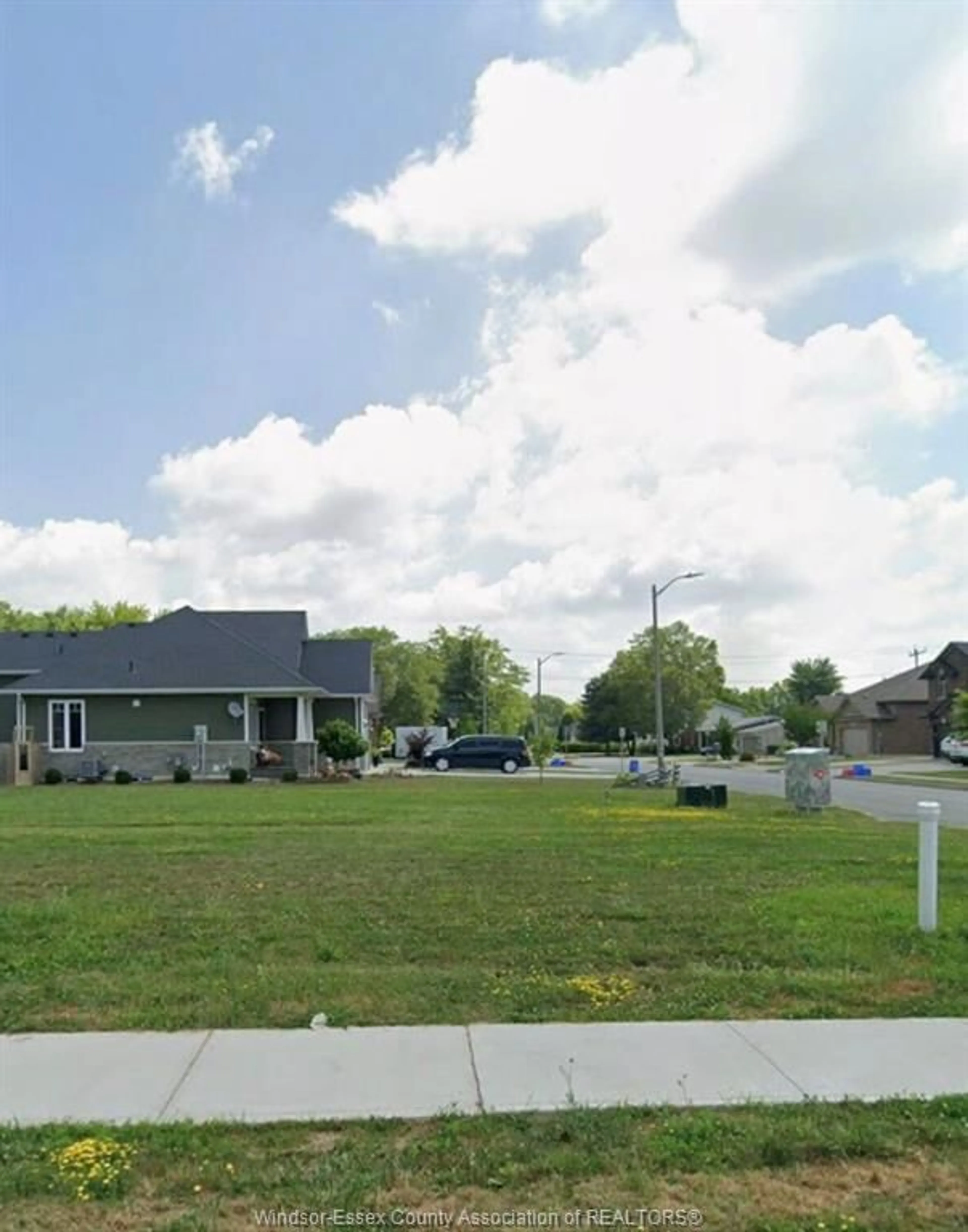 A pic from outside/outdoor area/front of a property/back of a property/a pic from drone, unknown for 195 BRIEN W, Essex Ontario N8M 3G3