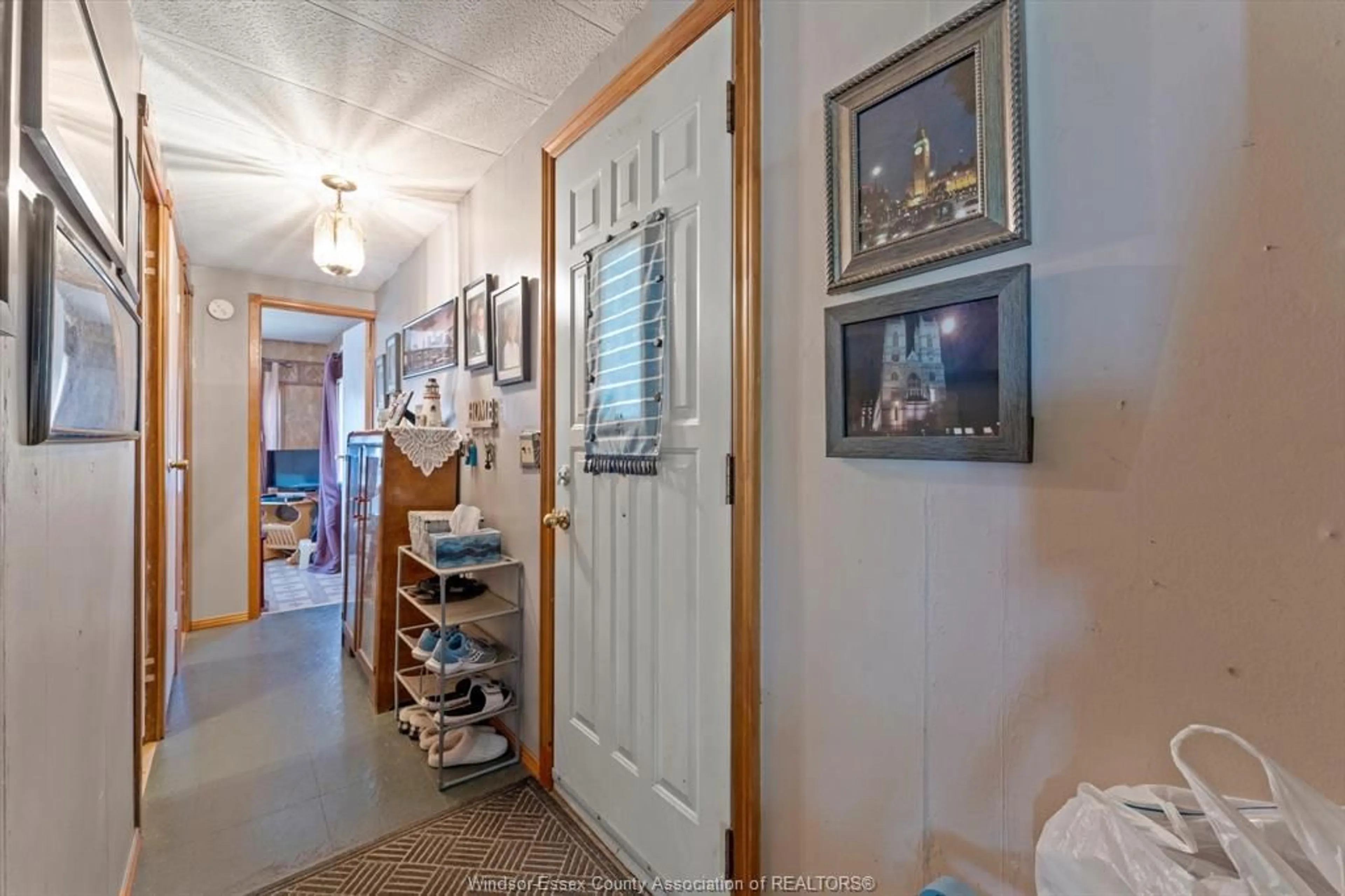 Indoor entryway for 43 Holly St, Lakeshore Ontario N9Y 2J6
