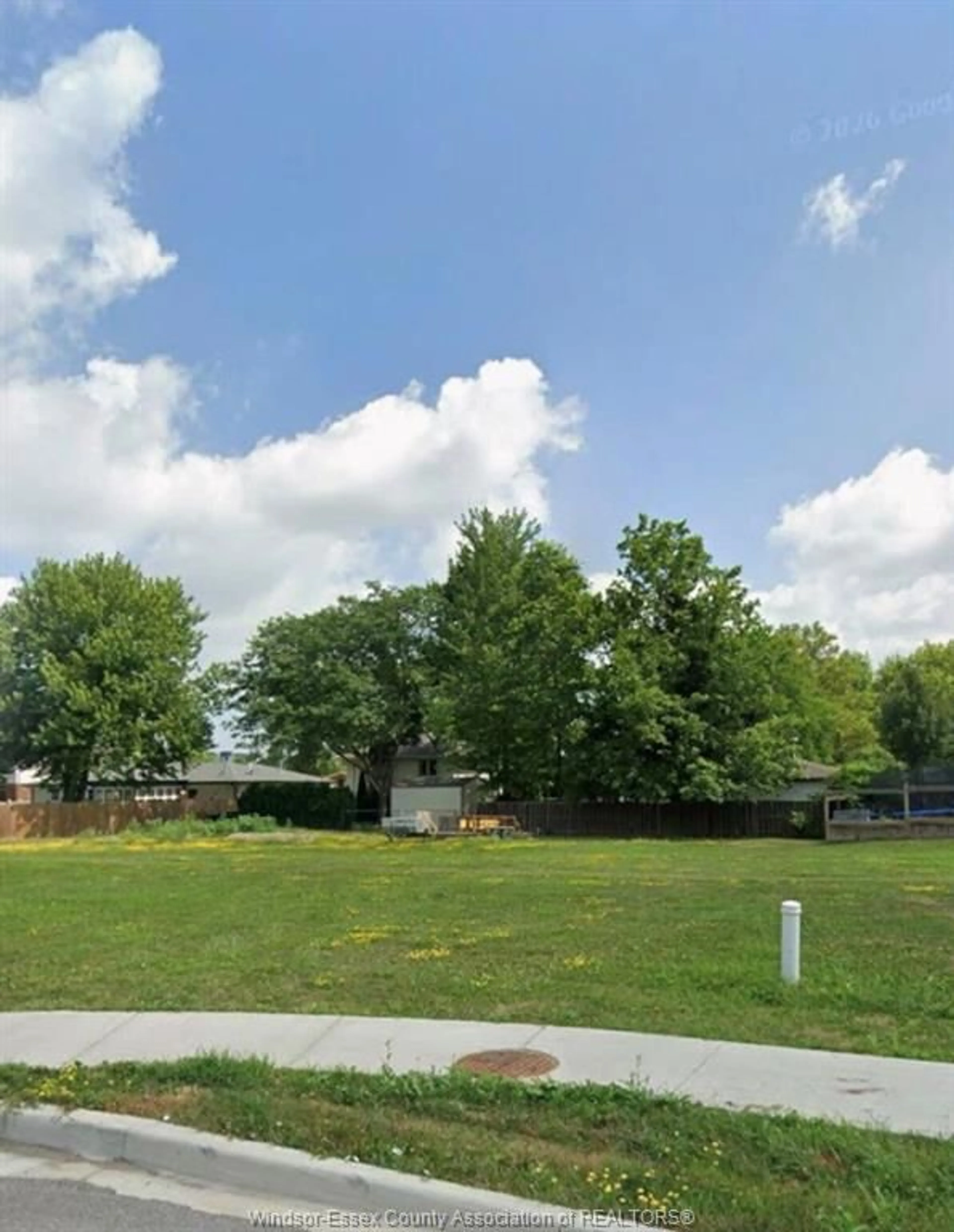 A pic from outside/outdoor area/front of a property/back of a property/a pic from drone, mountain view for 197 BRIEN W, Essex Ontario N8M 3G3