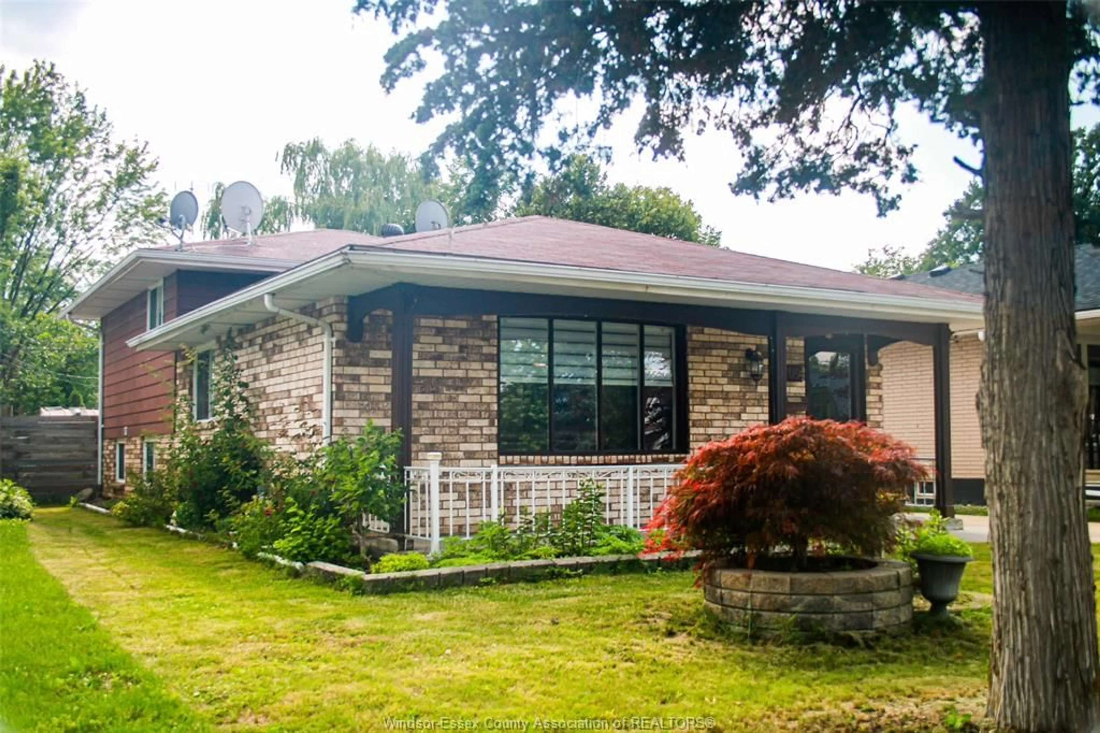 Home with brick exterior material, building for 2709 CLEMENCEAU, Windsor Ontario N8T 2P9