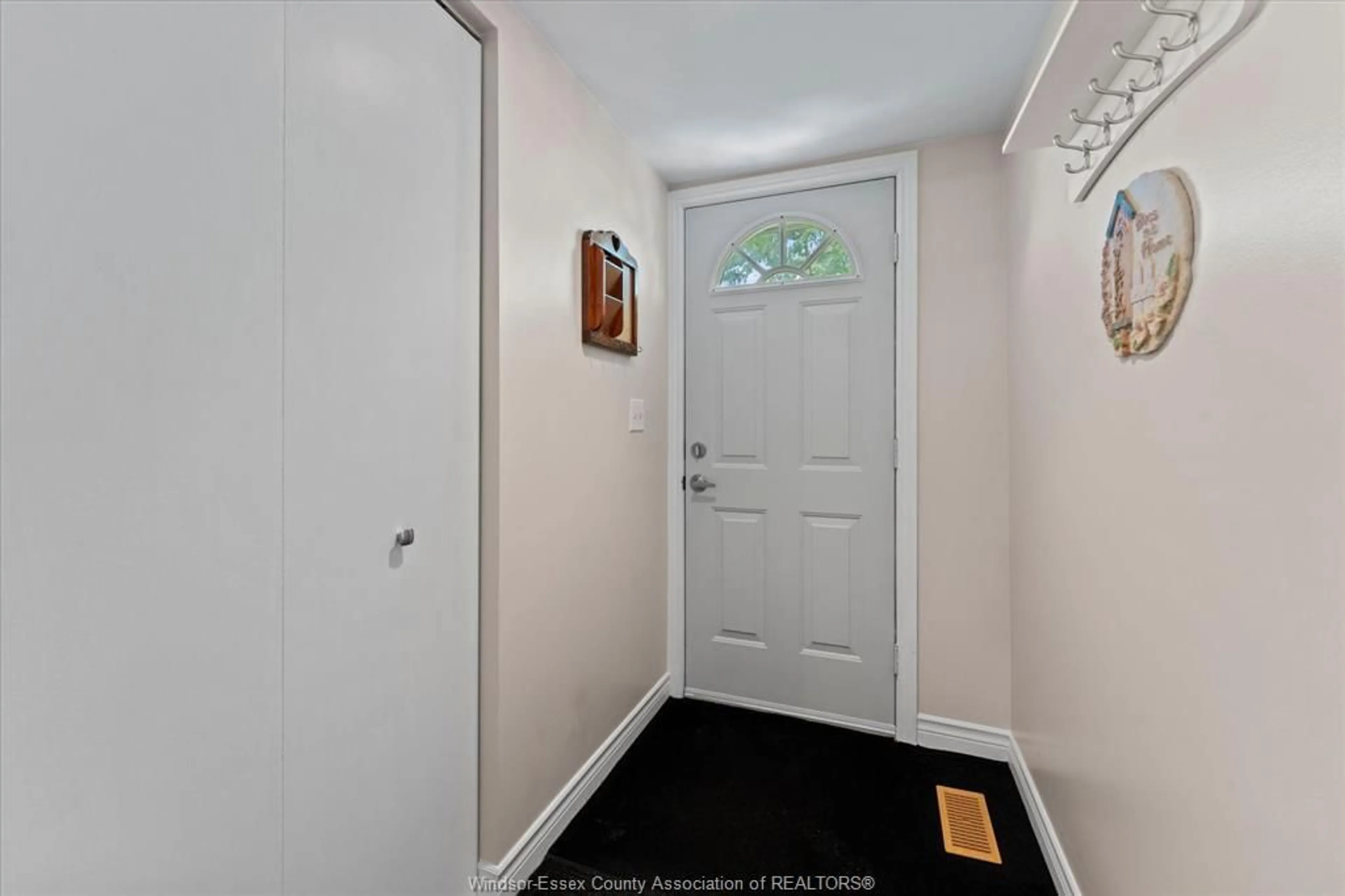 Indoor entryway for 687 CHARLOTTE St, Windsor Ontario N8X 3A6