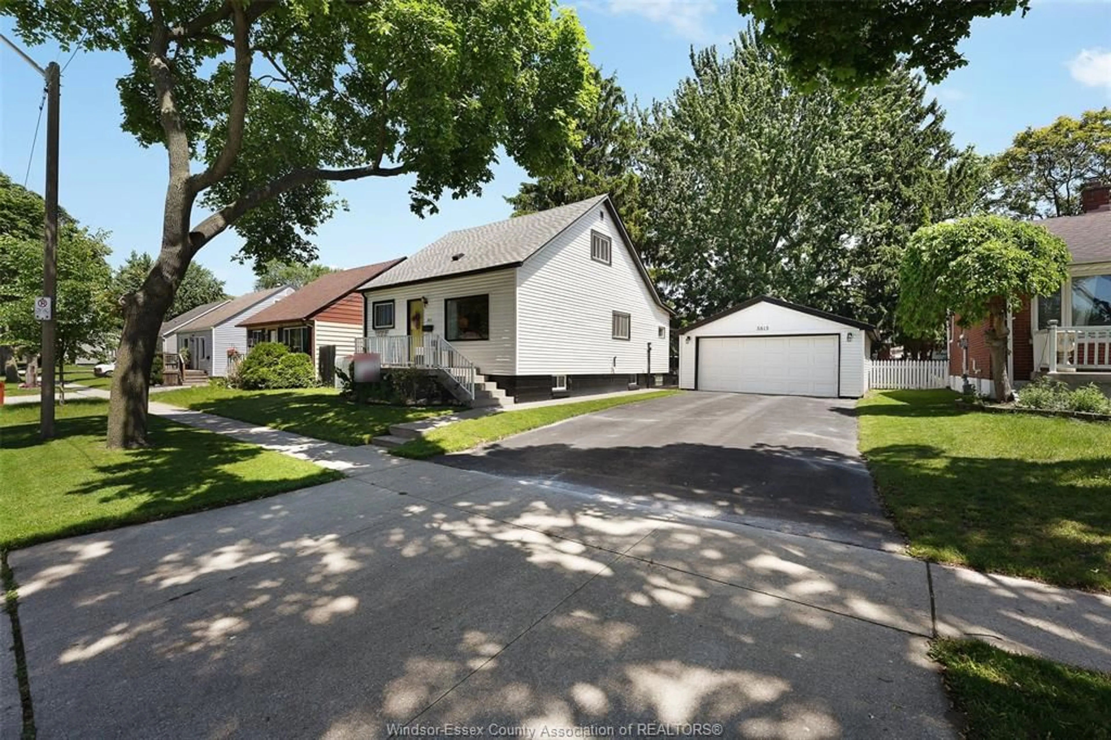 Home with vinyl exterior material, street for 3815 VAUGHAN St, Windsor Ontario N9C 1Z6