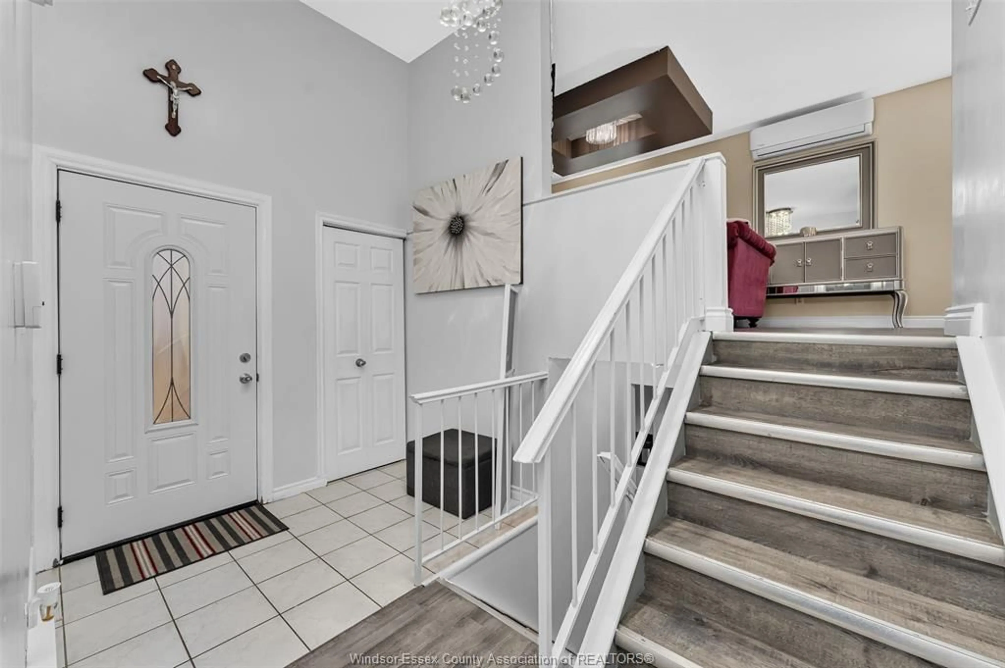 Indoor entryway for 8245 ENFIELD Pl, Windsor Ontario N8S 4N2