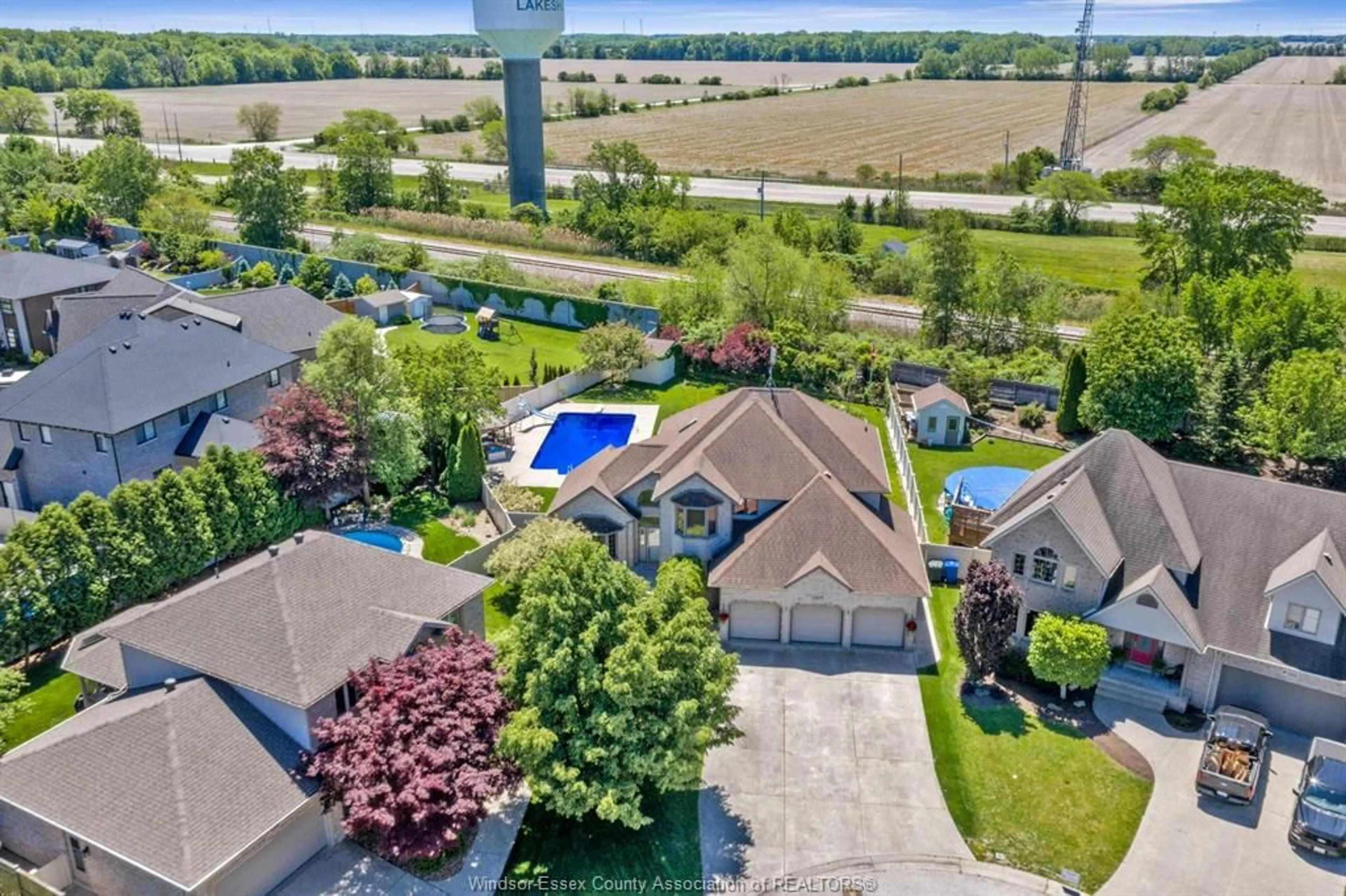 A pic from outside/outdoor area/front of a property/back of a property/a pic from drone, water/lake/river/ocean view for 130 Pheasant Run Dr, Lakeshore Ontario N0R 1A0