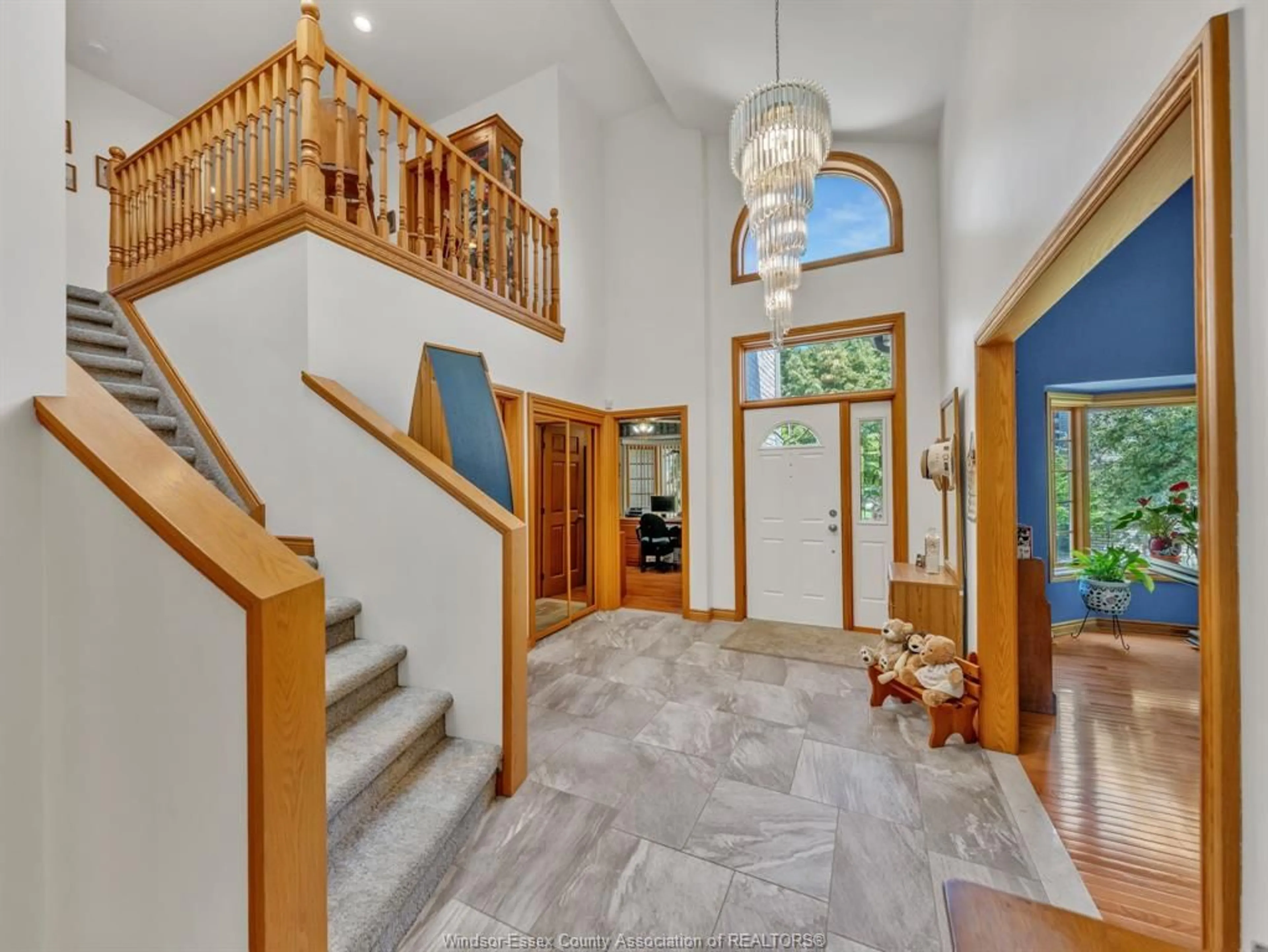 Indoor foyer for 130 Pheasant Run Dr, Lakeshore Ontario N0R 1A0