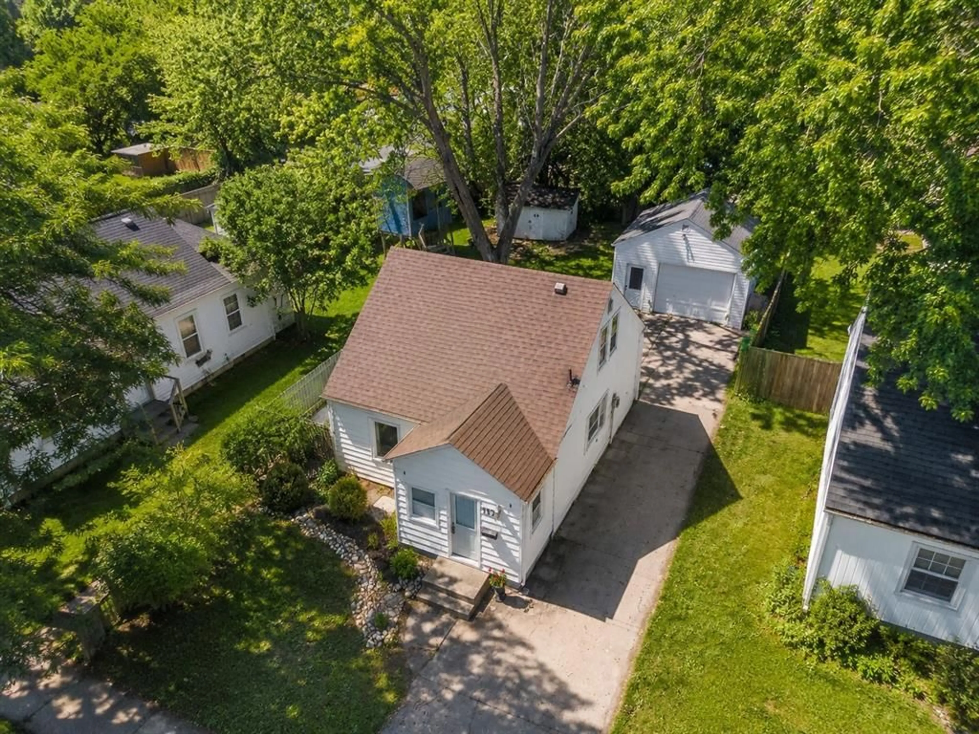 A pic from outside/outdoor area/front of a property/back of a property/a pic from drone, street for 117 WALNUT Ave, Sarnia Ontario N7T 3V5
