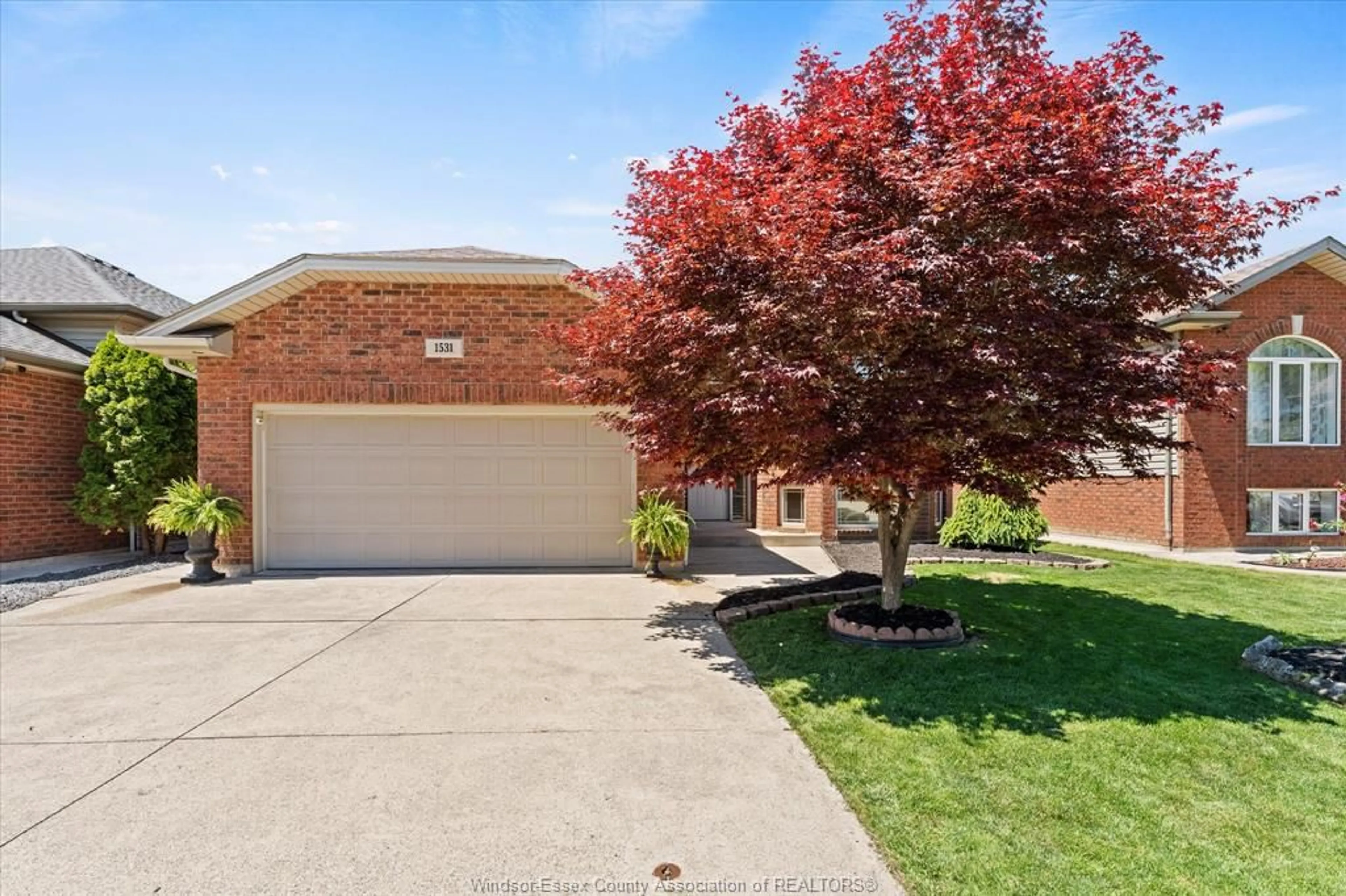 A pic from outside/outdoor area/front of a property/back of a property/a pic from drone, street for 1531 VENETIAN Ave, Windsor Ontario N8P 1P9