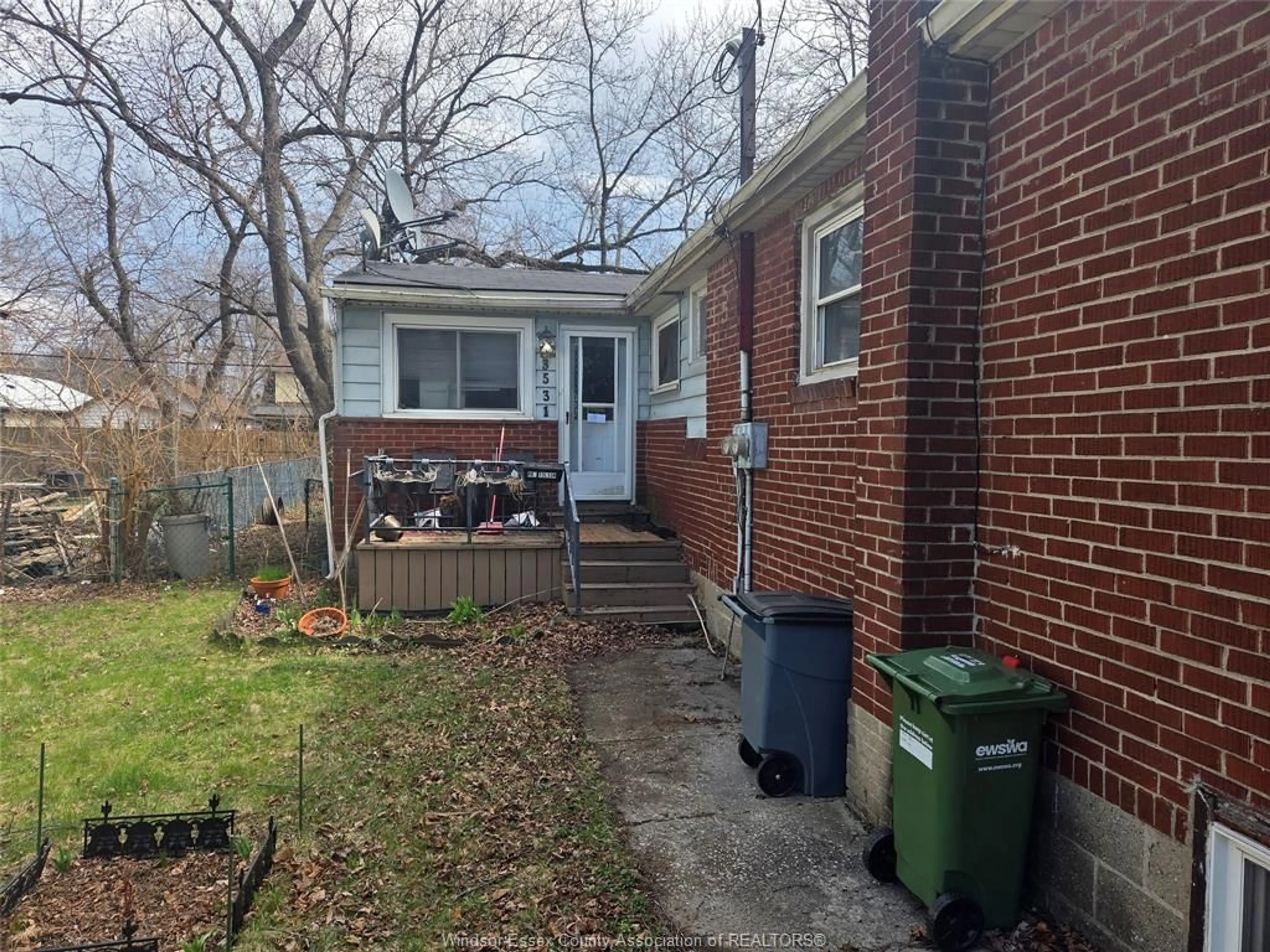 A pic from outside/outdoor area/front of a property/back of a property/a pic from drone, street for 3531 Peter St, Windsor Ontario N9C 1J6