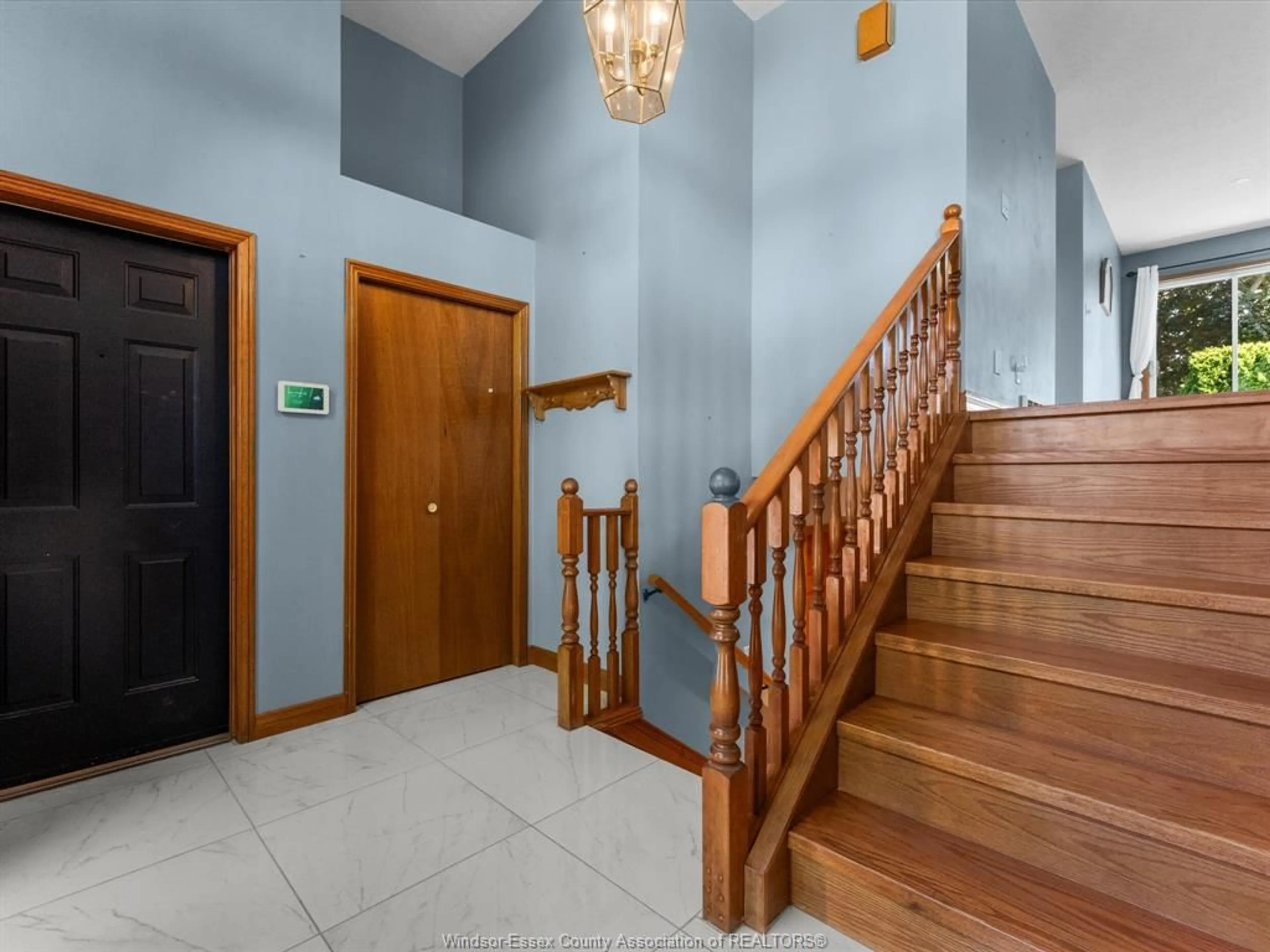 Indoor foyer for 211 Sunnyside, LaSalle Ontario N9J 3J2