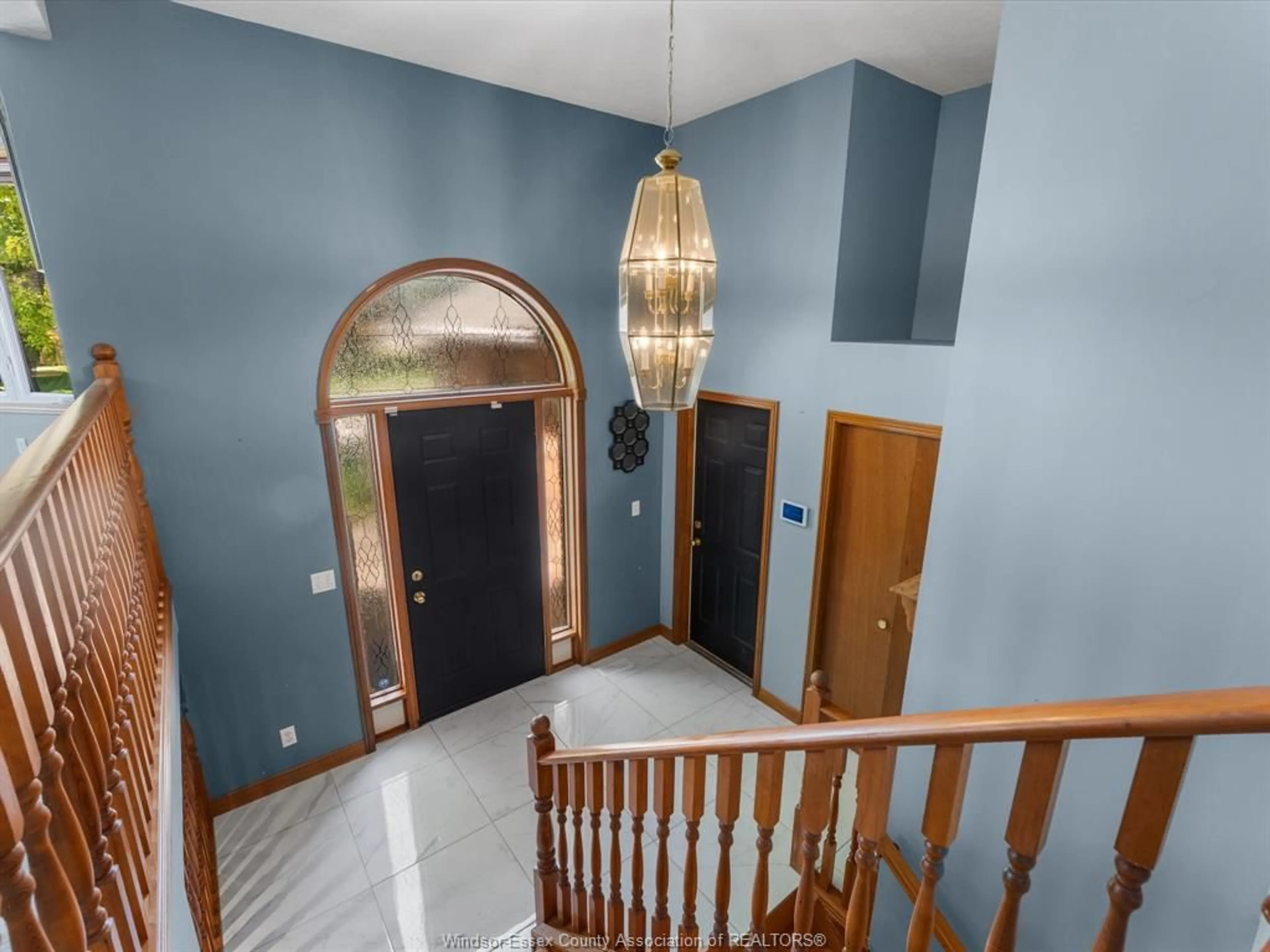 Indoor foyer for 211 Sunnyside, LaSalle Ontario N9J 3J2