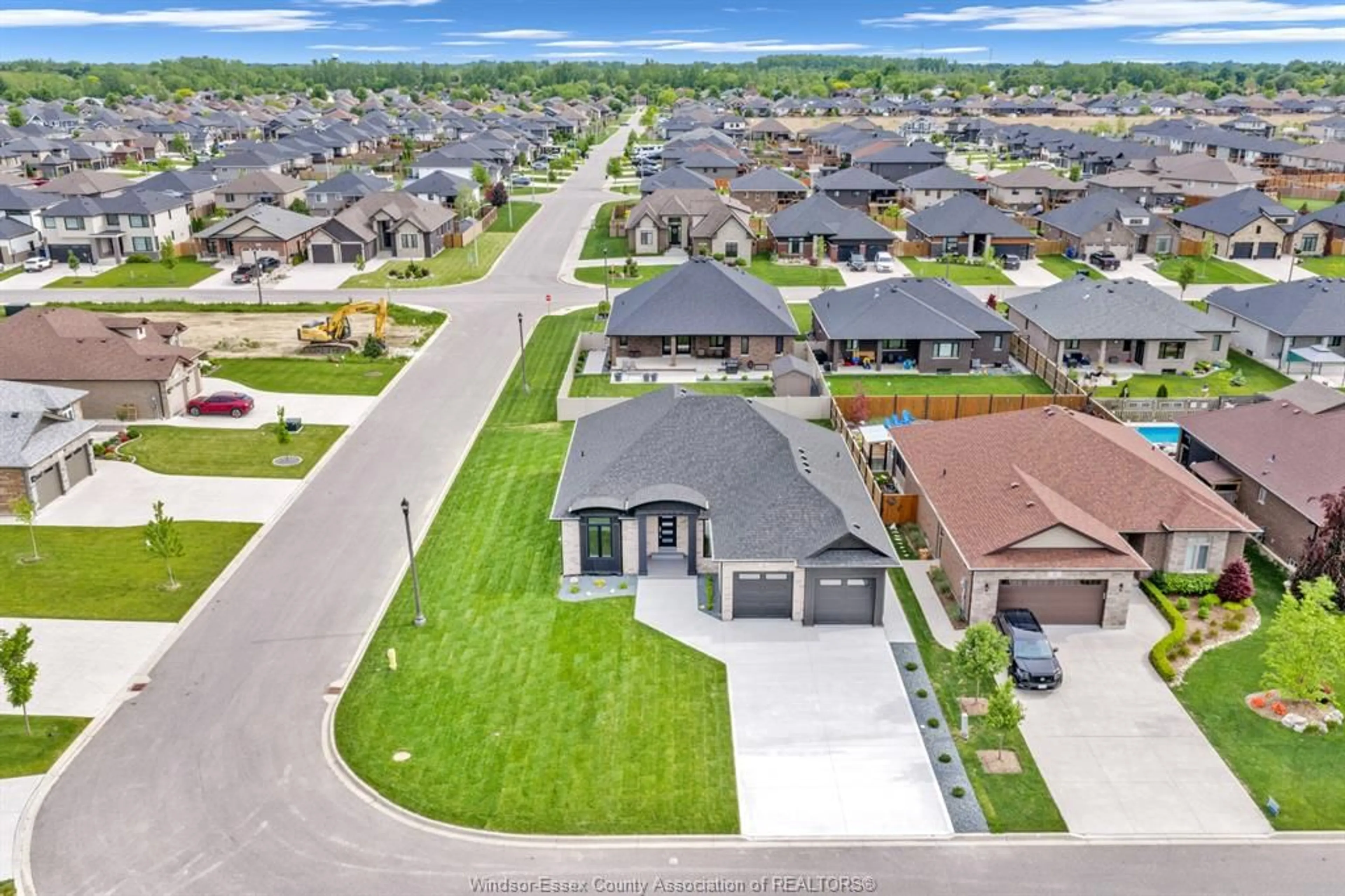 A pic from outside/outdoor area/front of a property/back of a property/a pic from drone, street for 61 HILTON Crt, Amherstburg Ontario N9V 4B6