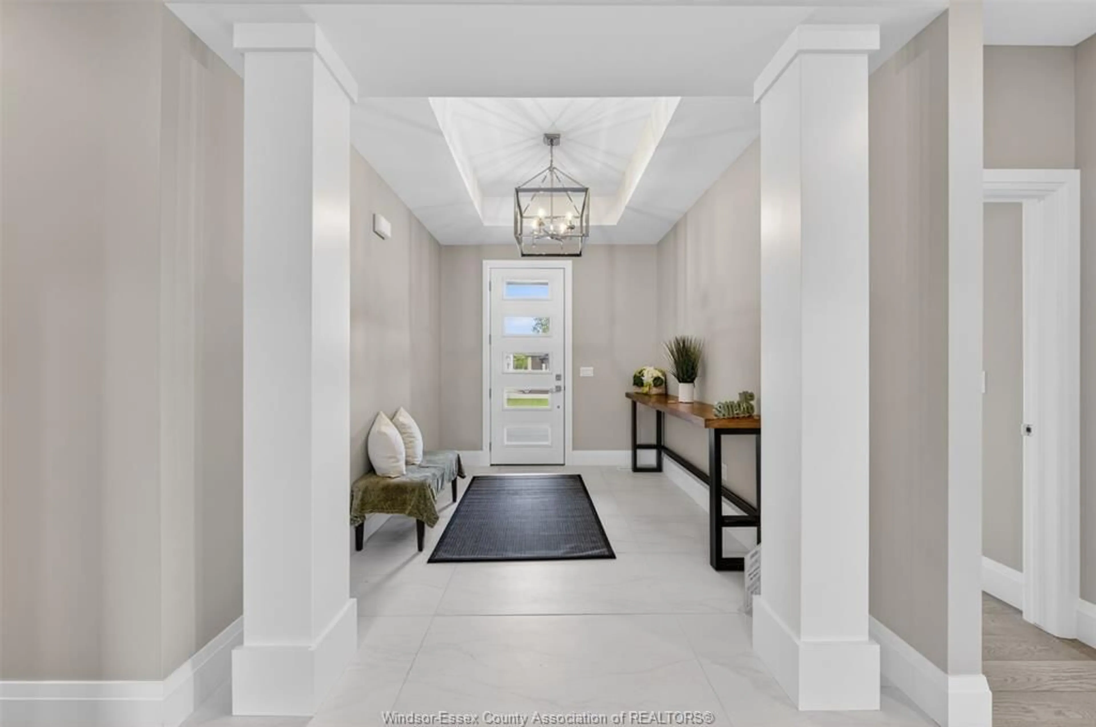 Indoor foyer for 61 HILTON Crt, Amherstburg Ontario N9V 4B6