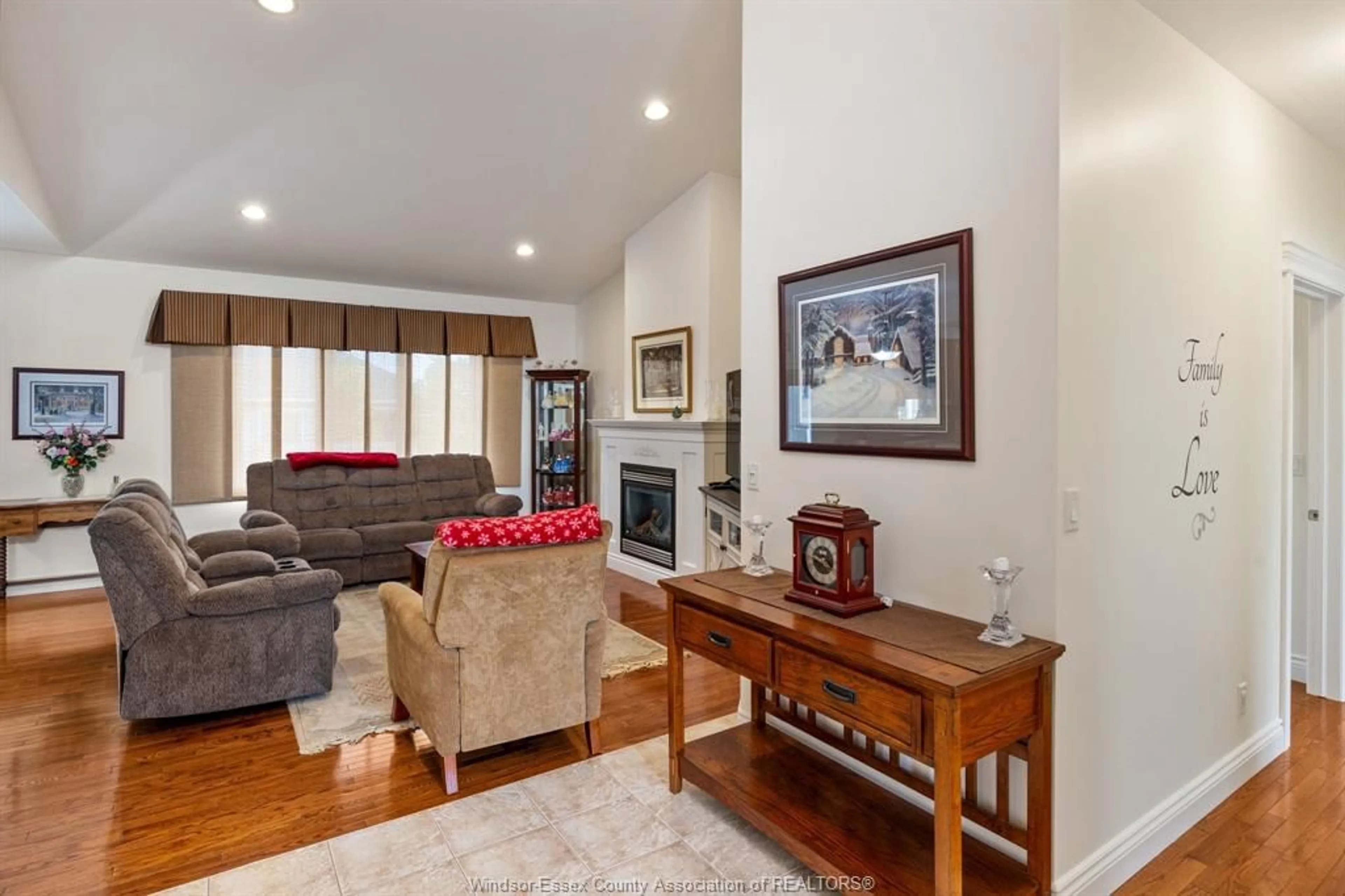 Living room with furniture, wood/laminate floor for 26 MARSHWOODS Blvd, Kingsville Ontario N9Y 0A7