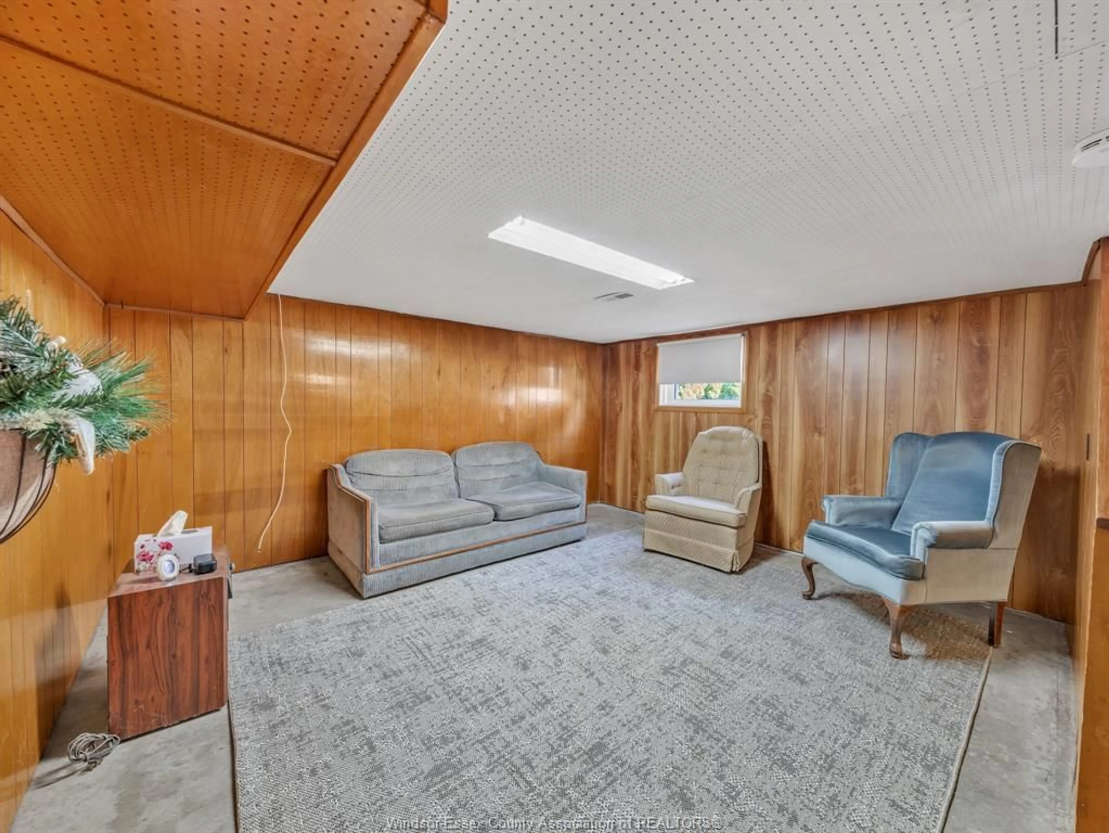 Living room with furniture, unknown for 561 ELINOR St, Windsor Ontario N8P 1E3
