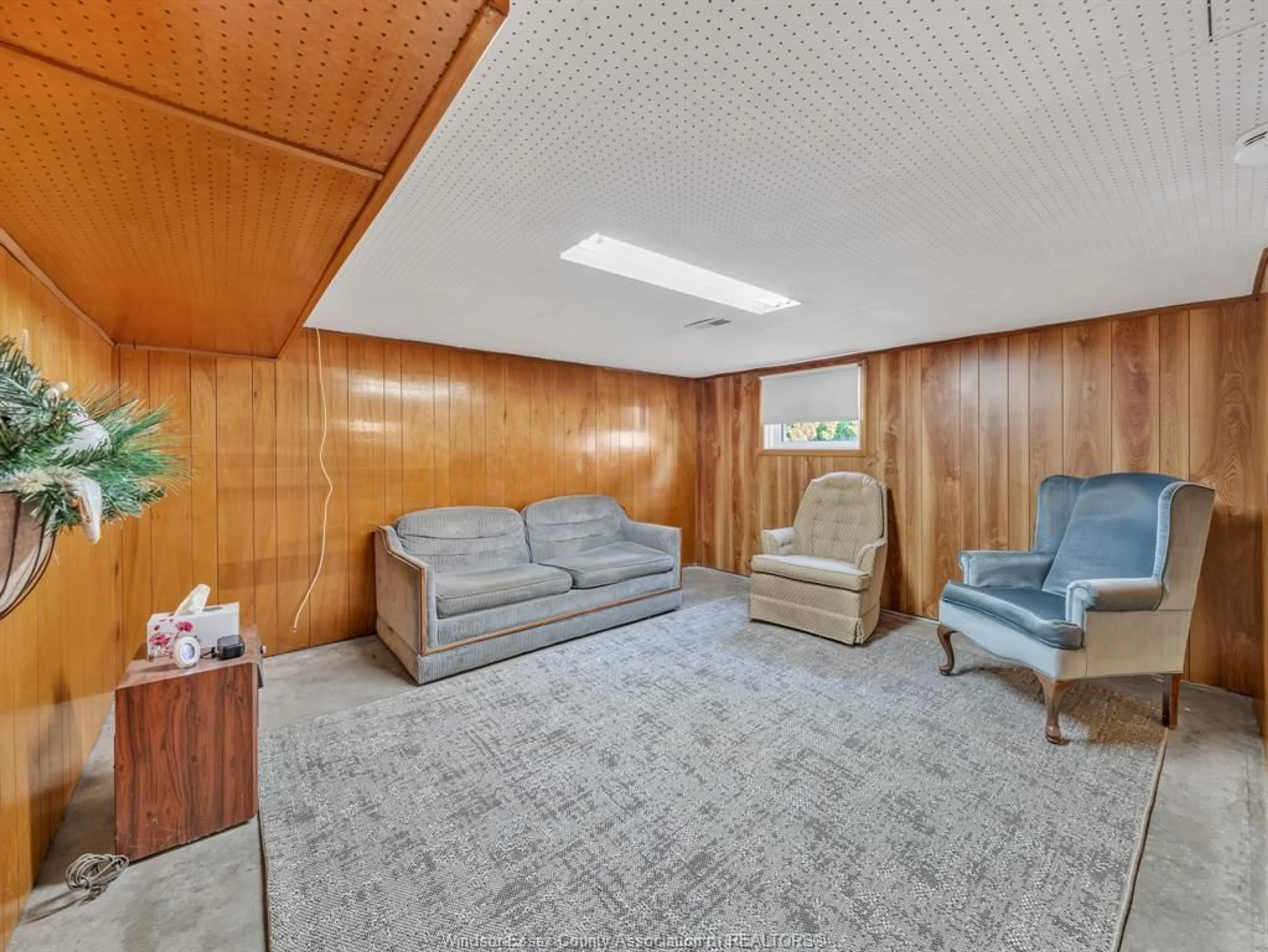 Living room with furniture, unknown for 561 ELINOR St, Windsor Ontario N8P 1E3