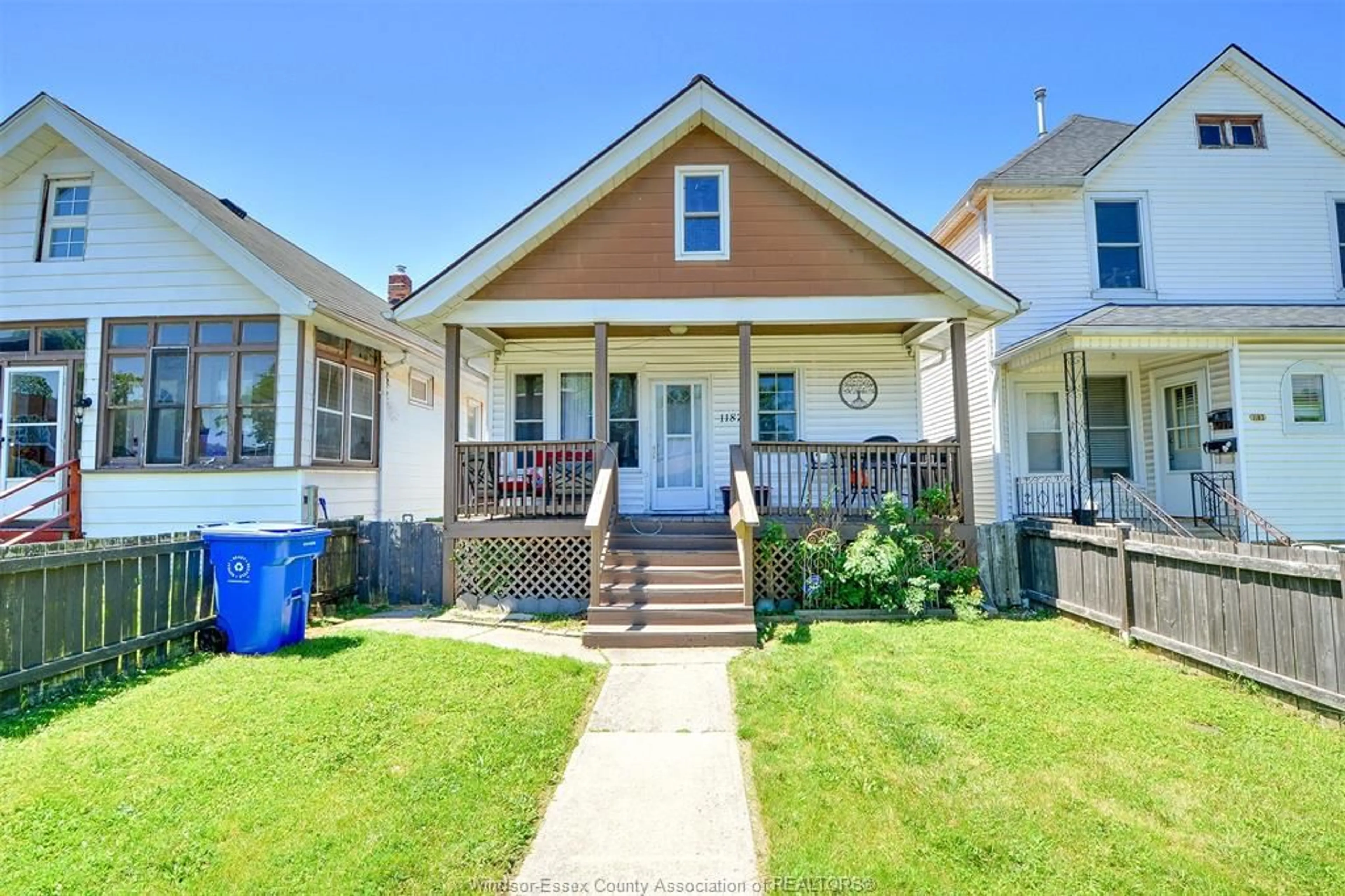 Home with vinyl exterior material, street for 1187 Lincoln Road, Windsor Ontario N8Y 2H6