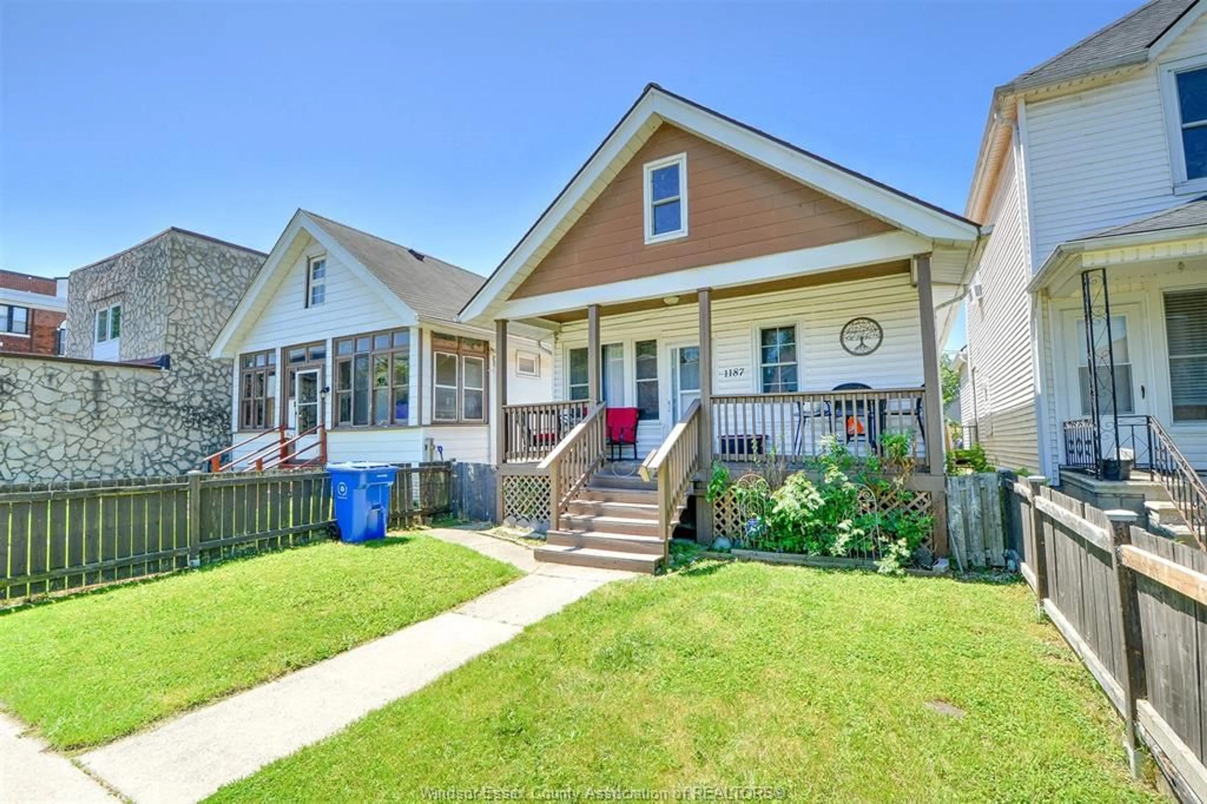 Home with vinyl exterior material, street for 1187 Lincoln Road, Windsor Ontario N8Y 2H6