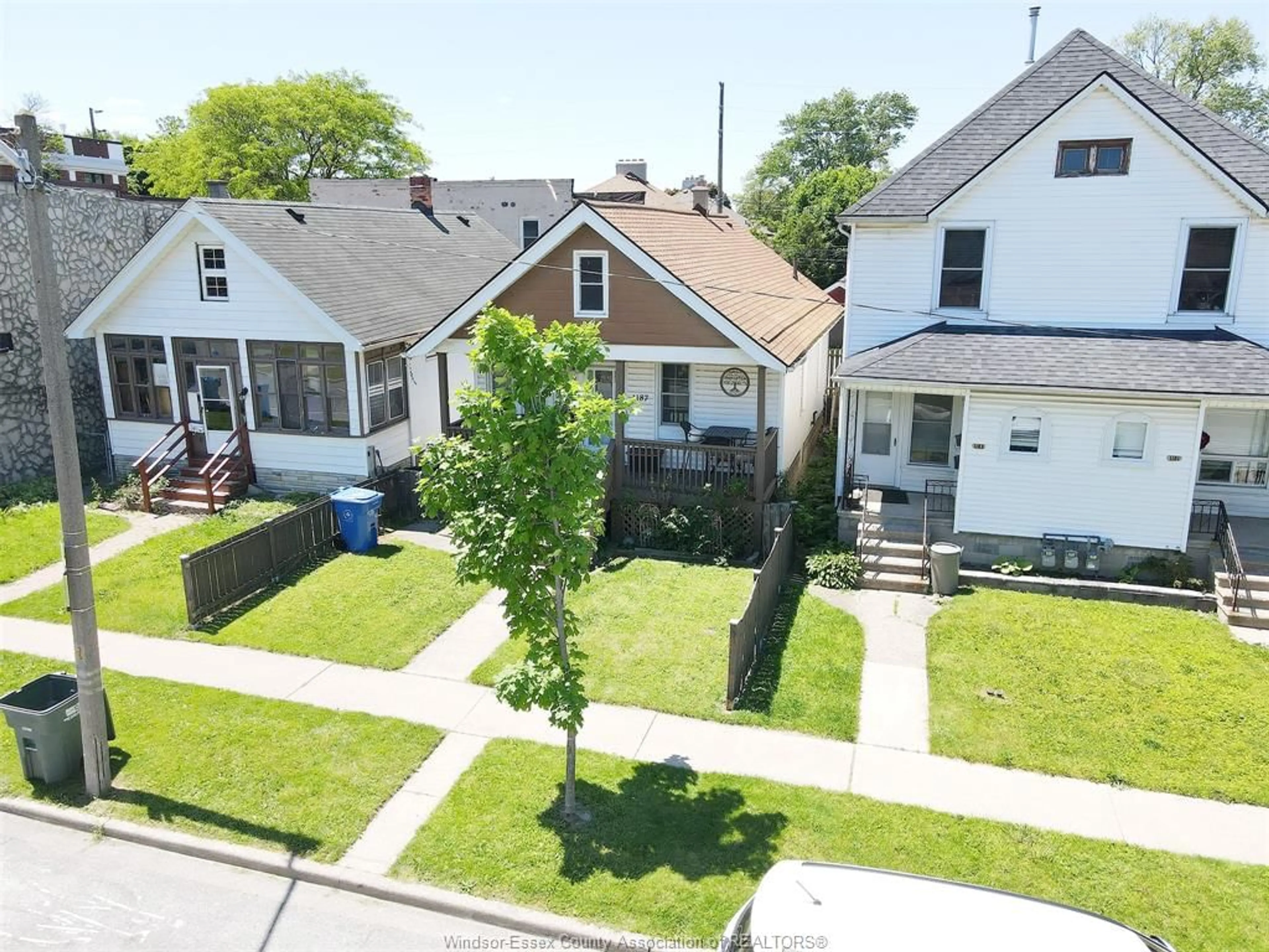 A pic from outside/outdoor area/front of a property/back of a property/a pic from drone, street for 1187 Lincoln Road, Windsor Ontario N8Y 2H6