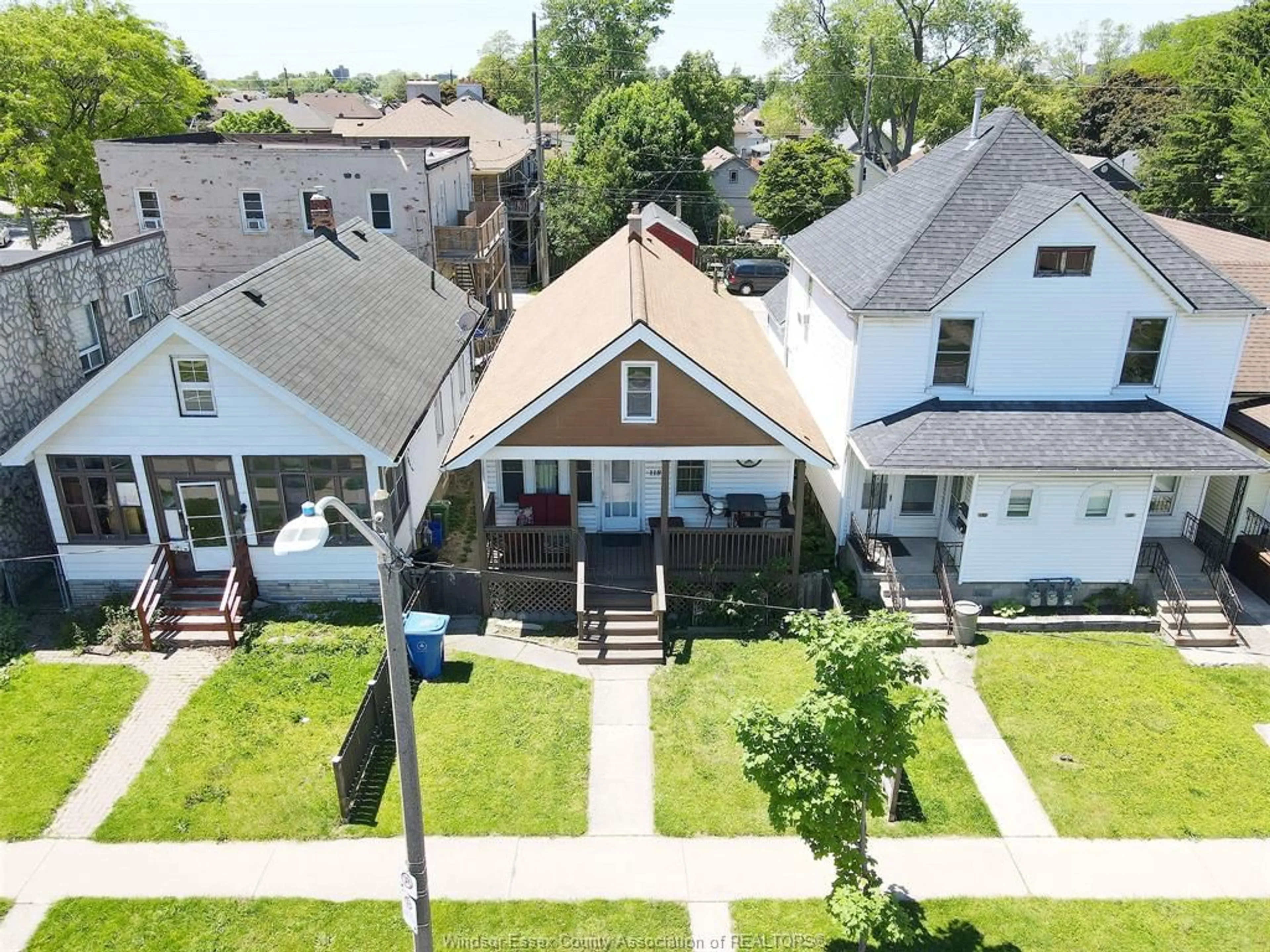 A pic from outside/outdoor area/front of a property/back of a property/a pic from drone, street for 1187 Lincoln Road, Windsor Ontario N8Y 2H6