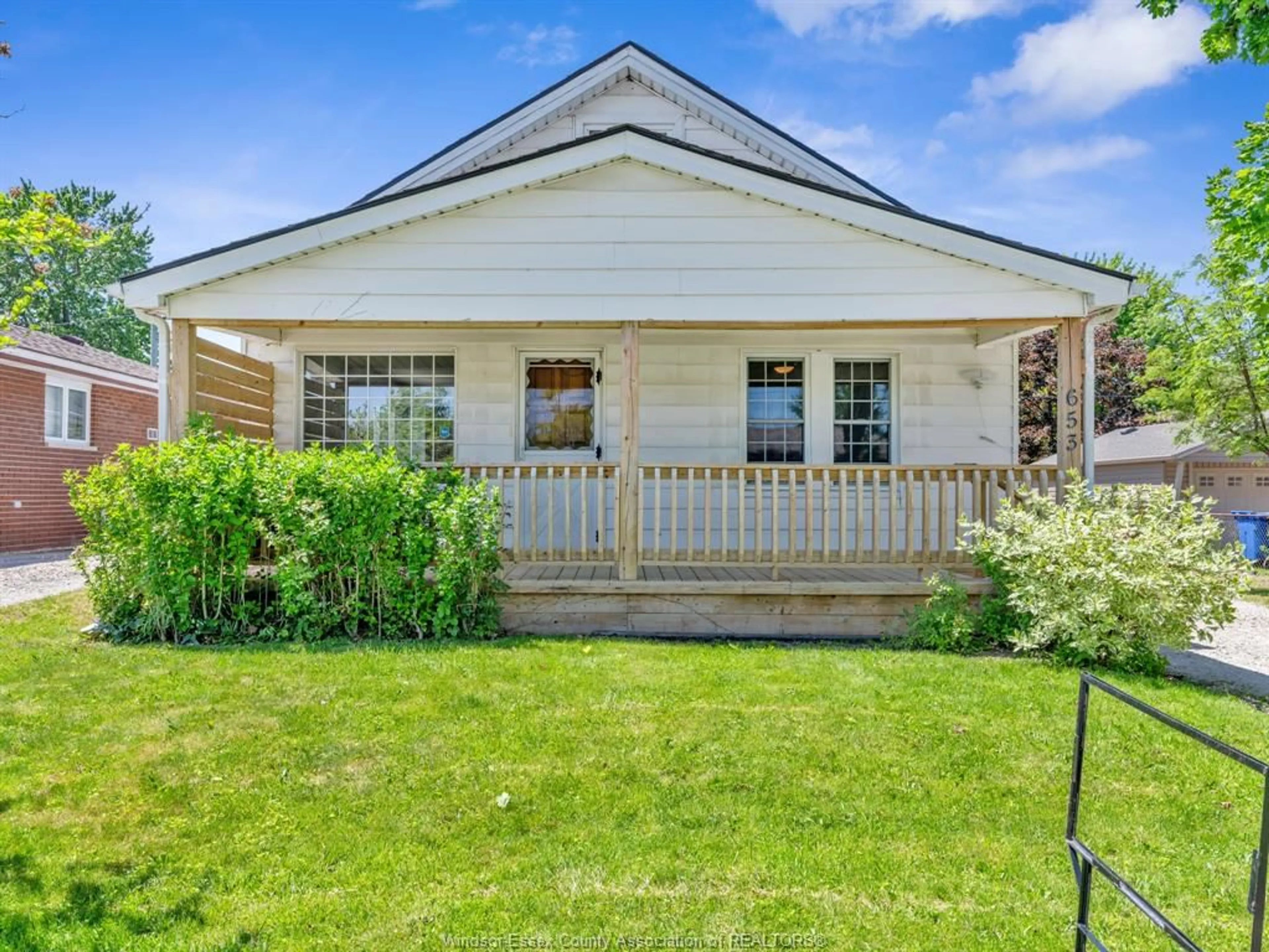 A pic from outside/outdoor area/front of a property/back of a property/a pic from drone, building for 653 LABUTE, Tecumseh Ontario N8N 2B2