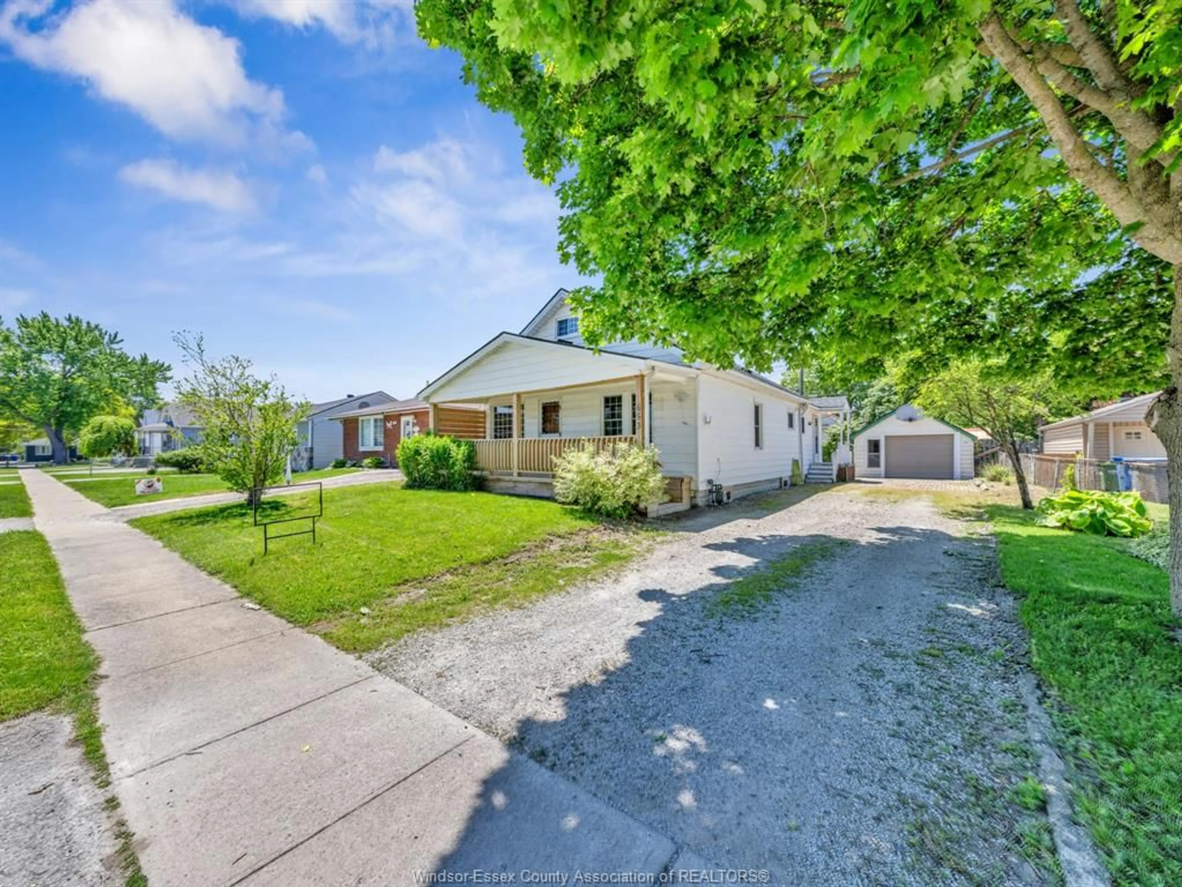 A pic from outside/outdoor area/front of a property/back of a property/a pic from drone, street for 653 LABUTE, Tecumseh Ontario N8N 2B2