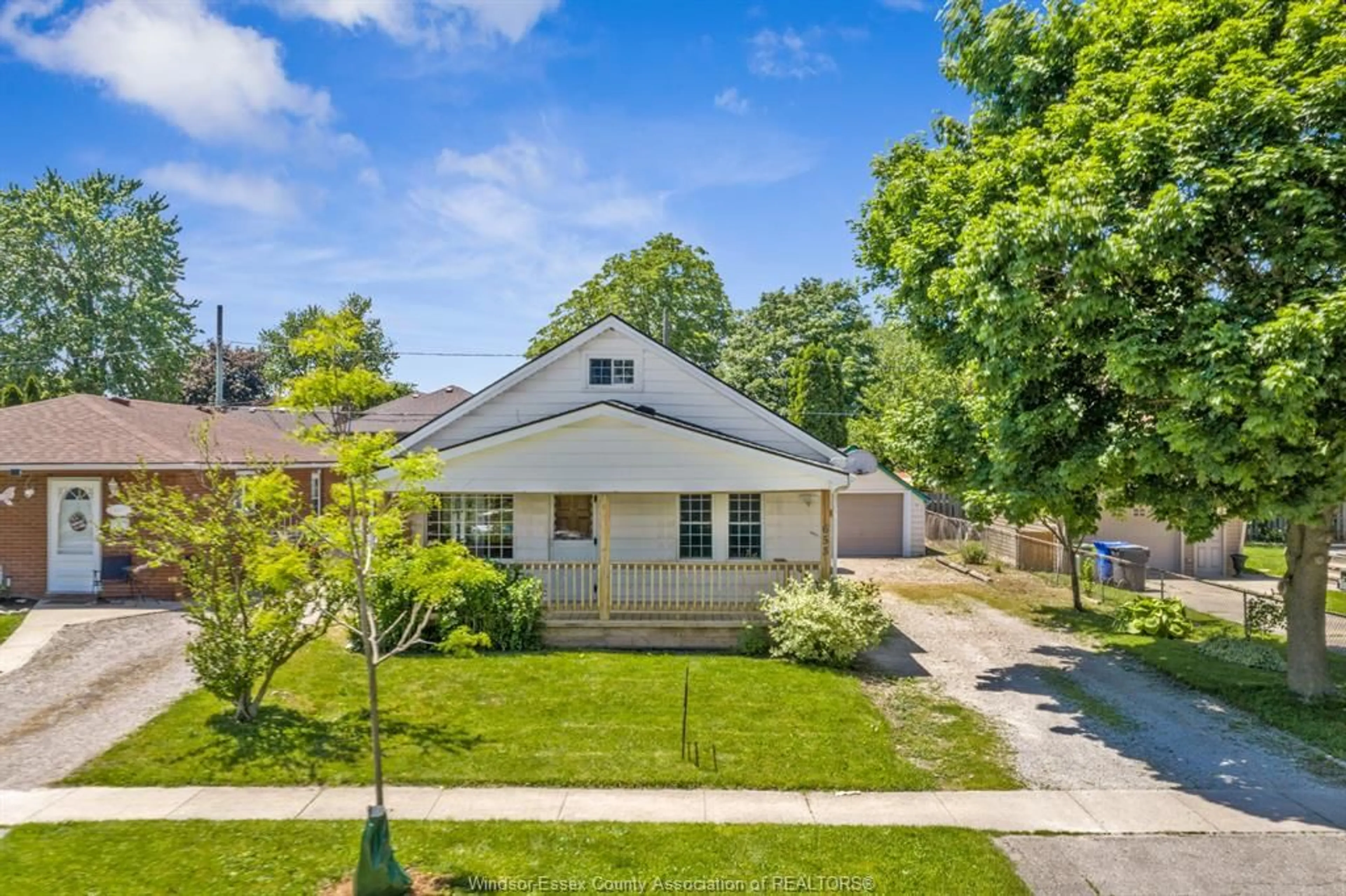 A pic from outside/outdoor area/front of a property/back of a property/a pic from drone, street for 653 LABUTE, Tecumseh Ontario N8N 2B2