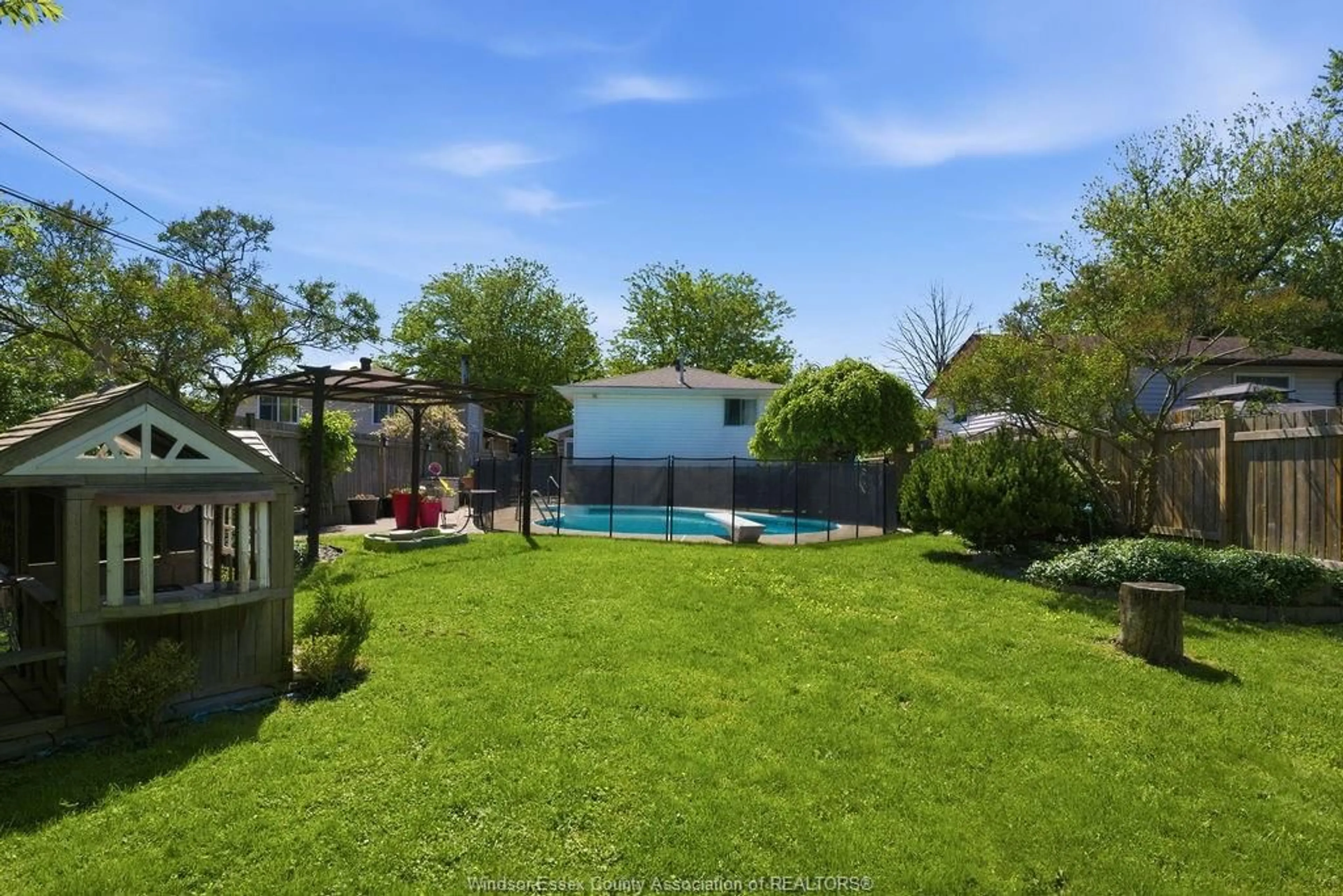 A pic from outside/outdoor area/front of a property/back of a property/a pic from drone, water/lake/river/ocean view for 512 ELINOR, Windsor Ontario N8P 1E4