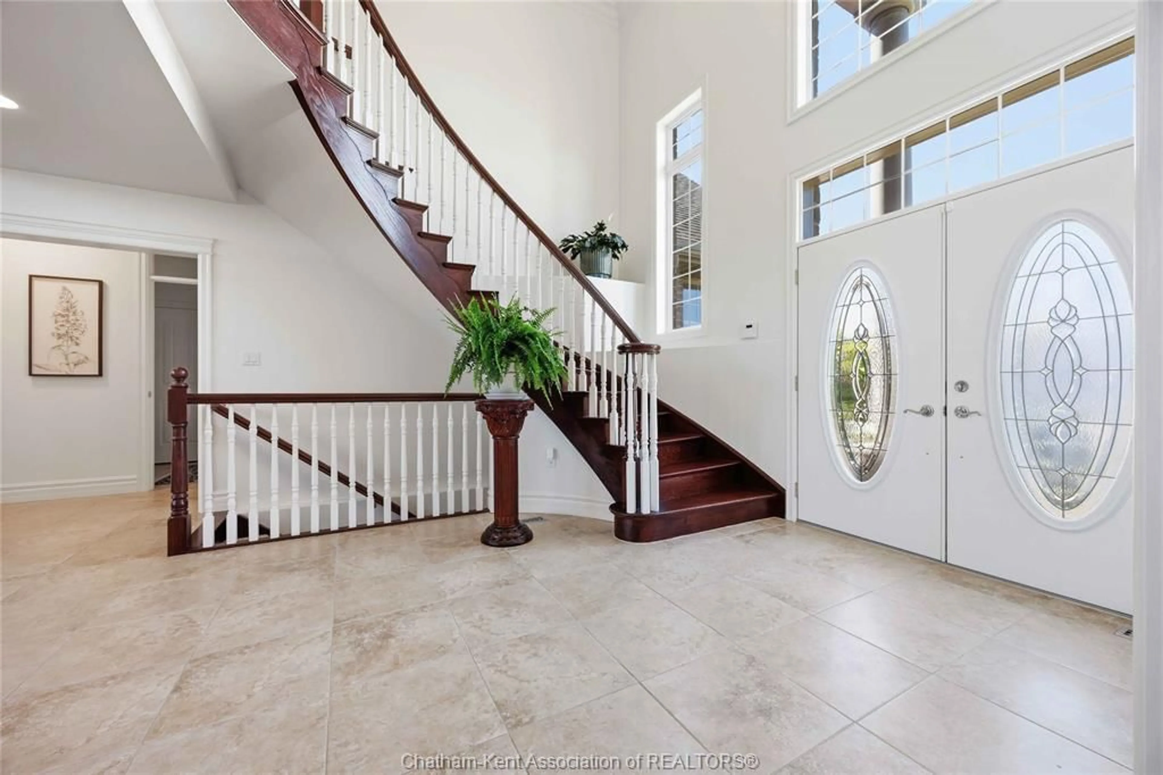 Indoor foyer for 502 FIRST Ave, Petrolia Ontario N0N 1R0