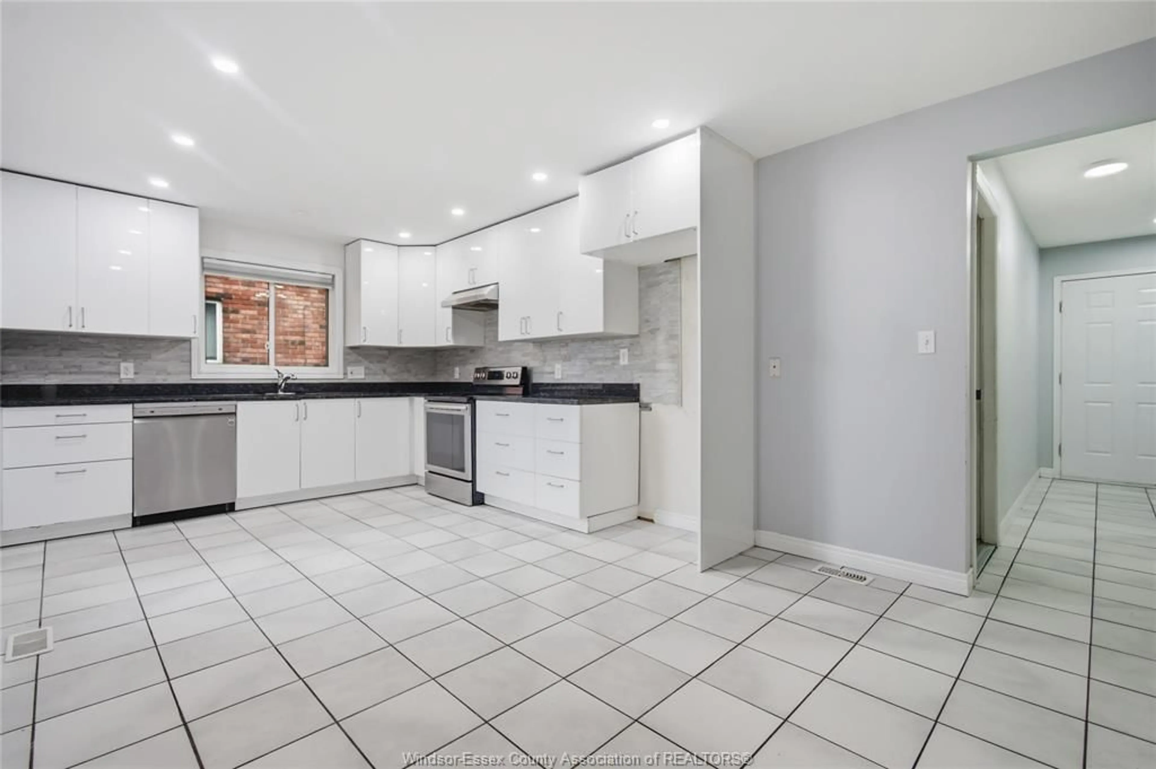 Open concept kitchen, ceramic/tile floor for 3154 FAZIO Dr, Windsor Ontario N9E 4G6
